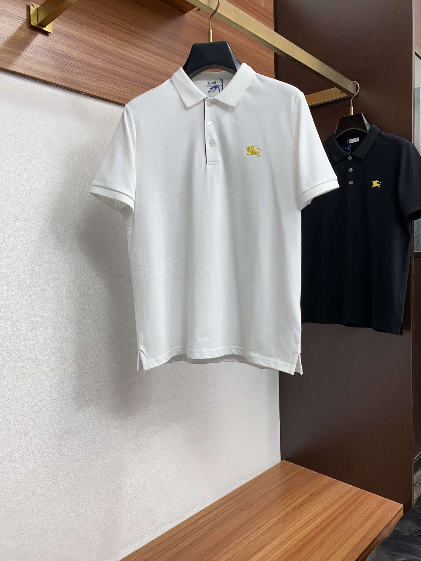 巴宝莉 2026春夏新品细纹珠地商务Polo，极简的衣身造型！顶级针织棉质混纺质地 整体的触感极为舒适，