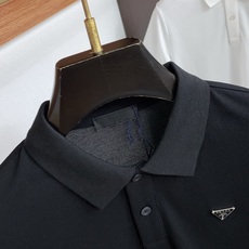 普拉达 2026春夏新品细纹珠地商务Polo,极简的衣身造型!顶级针织棉质混纺质地 整体的触感极为舒适, 普拉达 2026春夏新品细纹珠地商务Polo,极简的衣身造型!顶级针织棉质混纺质地 整体的触感极为舒适,