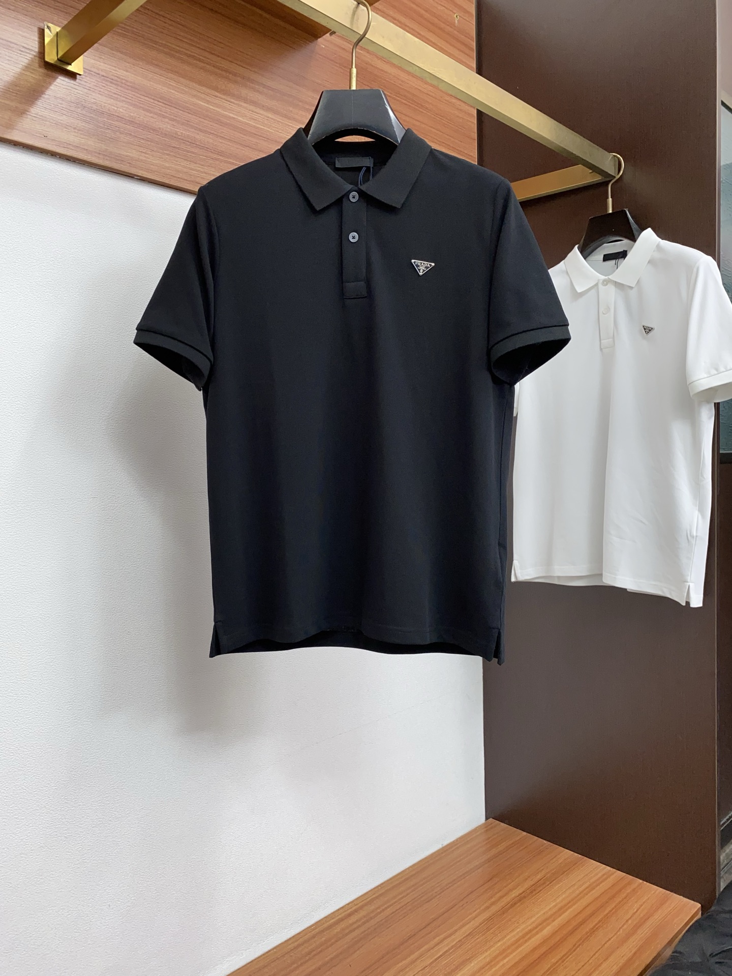 普拉达 2026春夏新品细纹珠地商务Polo，极简的衣身造型！顶级针织棉质混纺质地 整体的触感极为舒适，