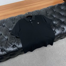 普拉达 2026春夏新品细纹珠地商务Polo,极简的衣身造型!顶级针织棉质混纺质地 整体的触感极为舒适, 普拉达 2026春夏新品细纹珠地商务Polo,极简的衣身造型!顶级针织棉质混纺质地 整体的触感极为舒适,