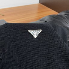 普拉达 2026春夏新品细纹珠地商务Polo,极简的衣身造型!顶级针织棉质混纺质地 整体的触感极为舒适, 普拉达 2026春夏新品细纹珠地商务Polo,极简的衣身造型!顶级针织棉质混纺质地 整体的触感极为舒适,