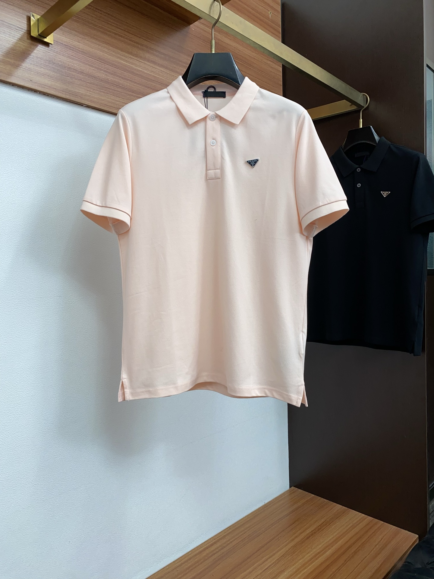 普拉达 2026春夏新品细纹珠地商务Polo，极简的衣身造型！顶级针织棉质混纺质地 整体的触感极为舒适，