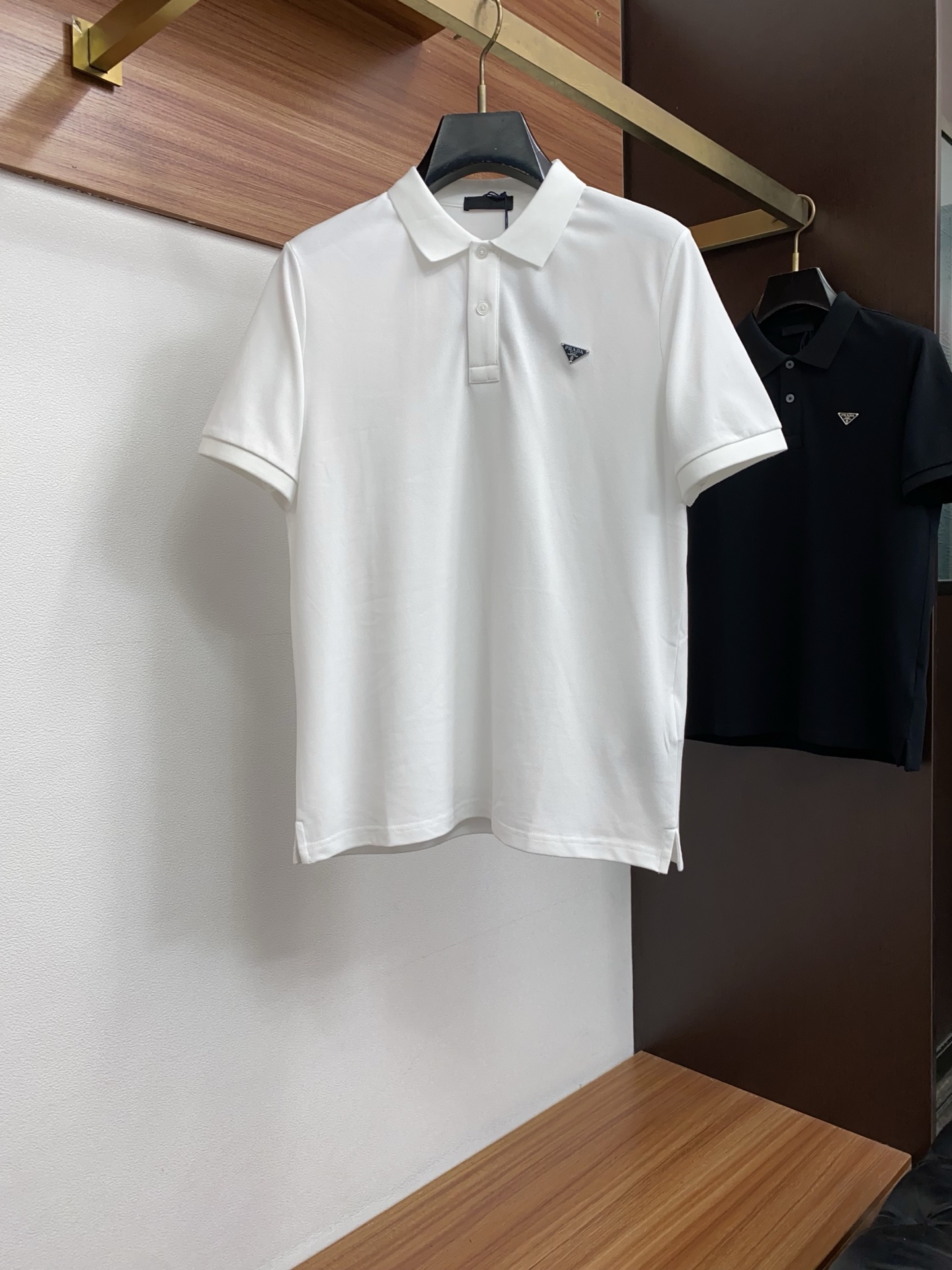 普拉达 2026春夏新品细纹珠地商务Polo，极简的衣身造型！顶级针织棉质混纺质地 整体的触感极为舒适，