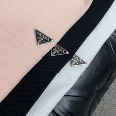 普拉达 2026春夏新品细纹珠地商务Polo,极简的衣身造型!顶级针织棉质混纺质地 整体的触感极为舒适, 普拉达 2026春夏新品细纹珠地商务Polo,极简的衣身造型!顶级针织棉质混纺质地 整体的触感极为舒适,