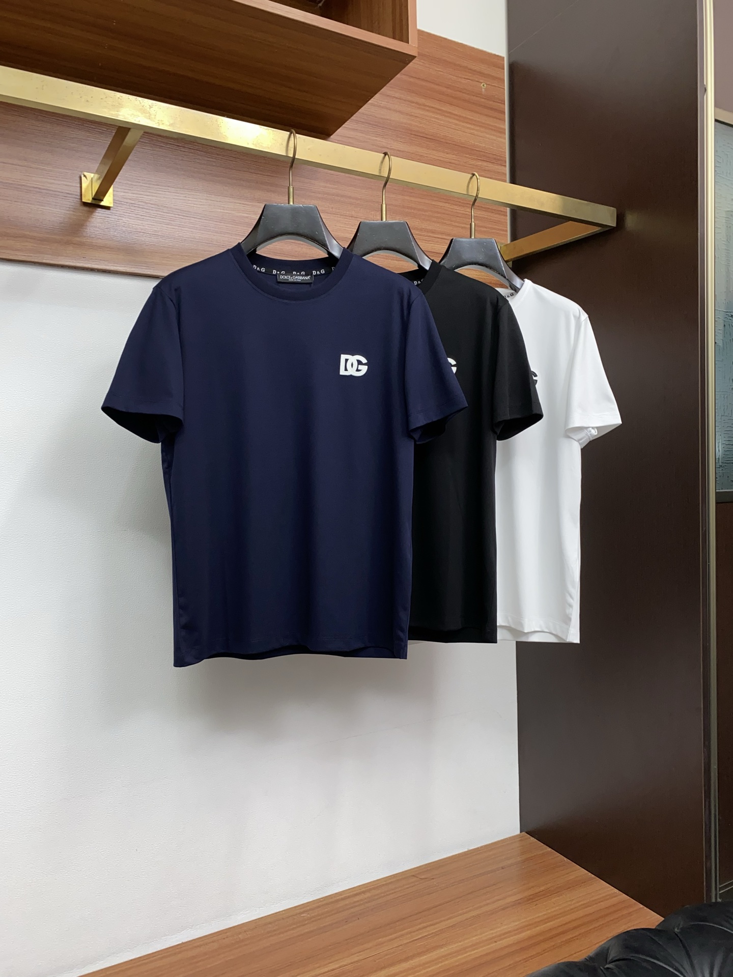 DG 春夏新款首发专柜最新款圆领短袖 高端订制 设计前卫时尚！品牌logo重工艺设计 高端定制100支双