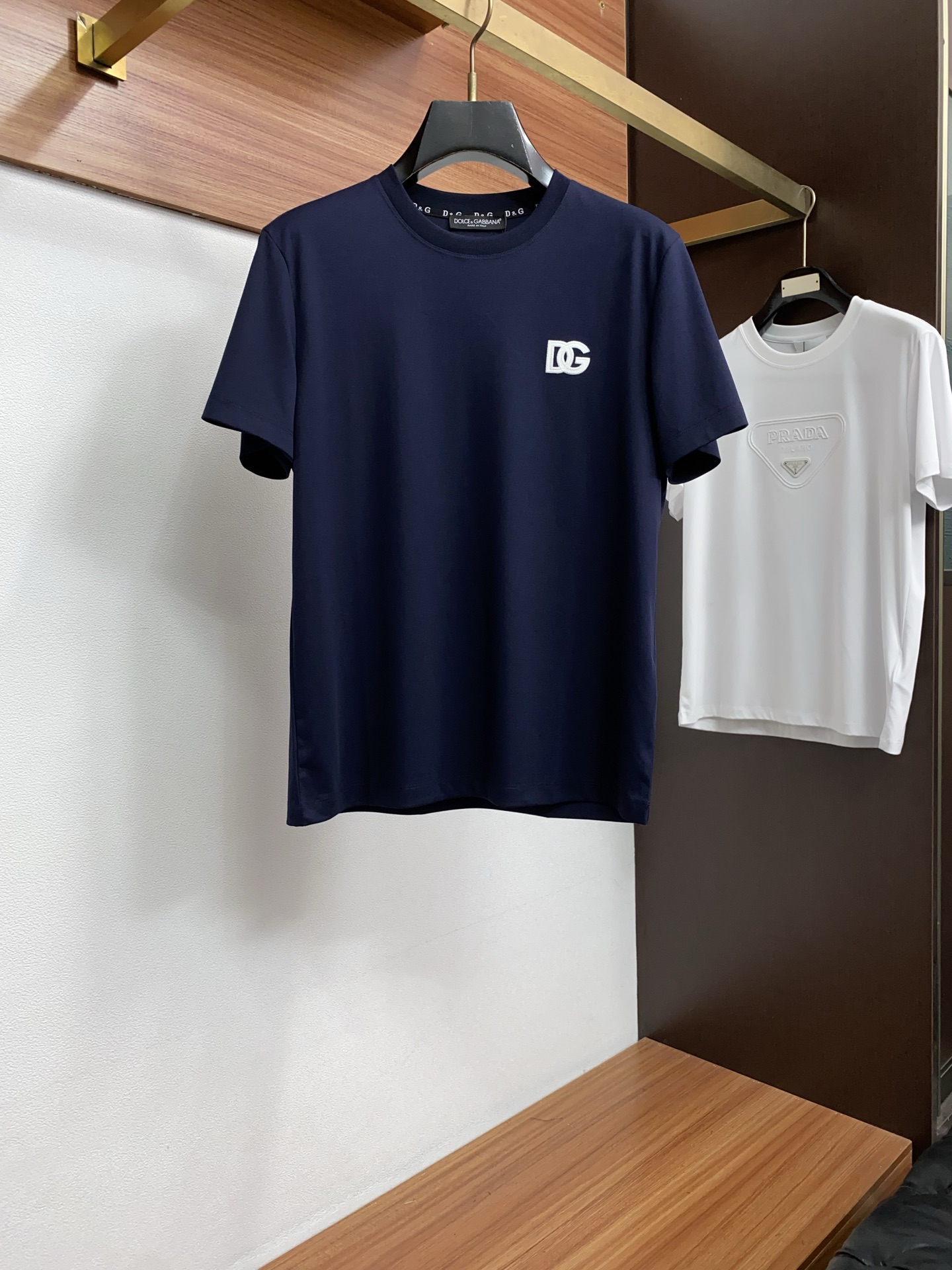 DG 春夏新款首发专柜最新款圆领短袖 高端订制 设计前卫时尚！品牌logo重工艺设计 高端定制100支双