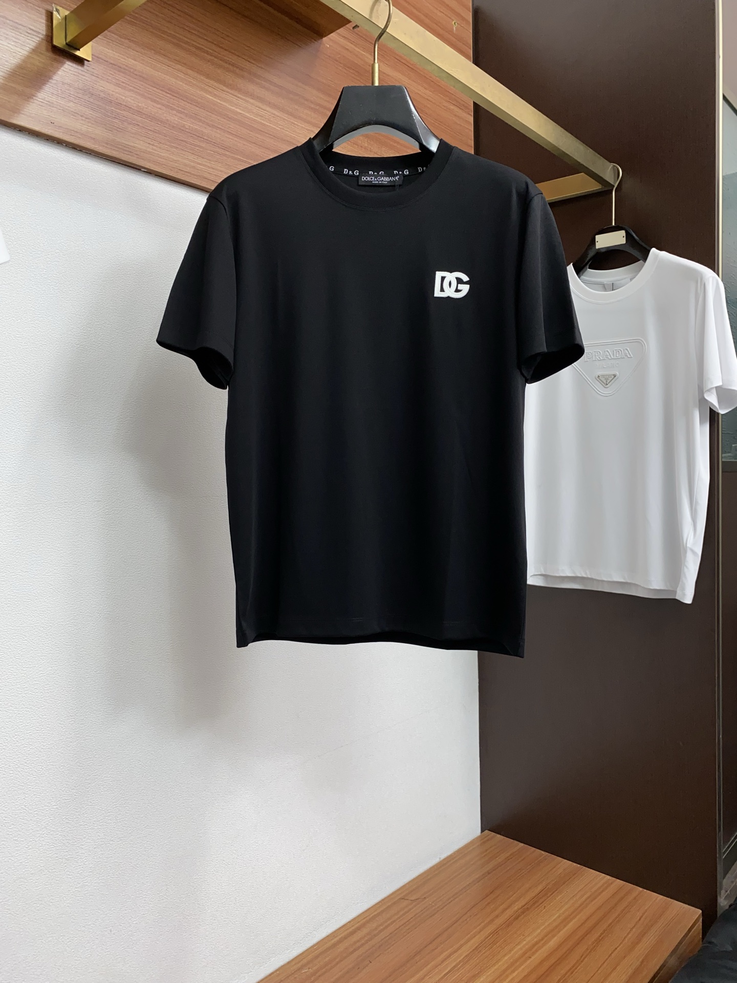 DG 春夏新款首发专柜最新款圆领短袖 高端订制 设计前卫时尚！品牌logo重工艺设计 高端定制100支双