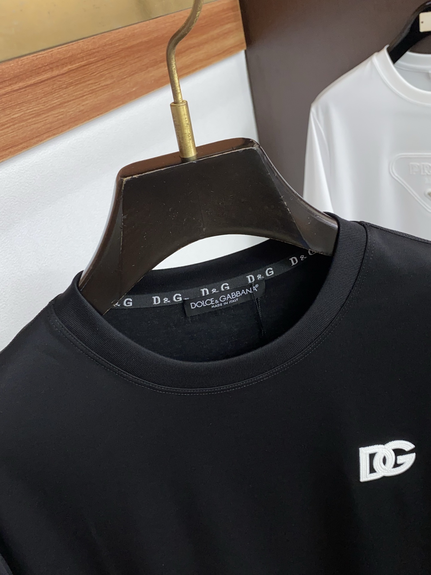 DG 春夏新款首发专柜最新款圆领短袖 高端订制 设计前卫时尚！品牌logo重工艺设计 高端定制100支双