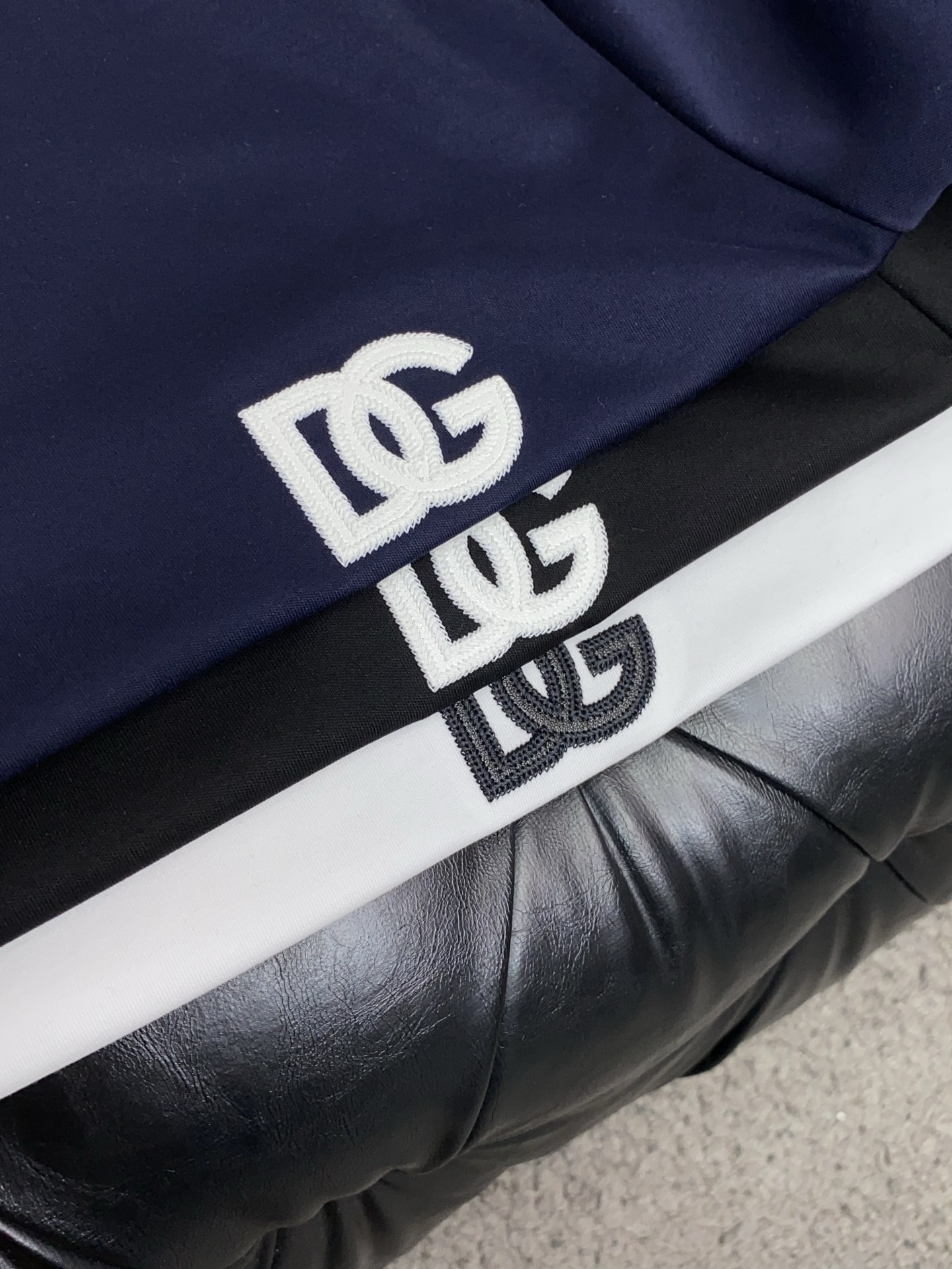 DG 春夏新款首发专柜最新款圆领短袖 高端订制 设计前卫时尚！品牌logo重工艺设计 高端定制100支双