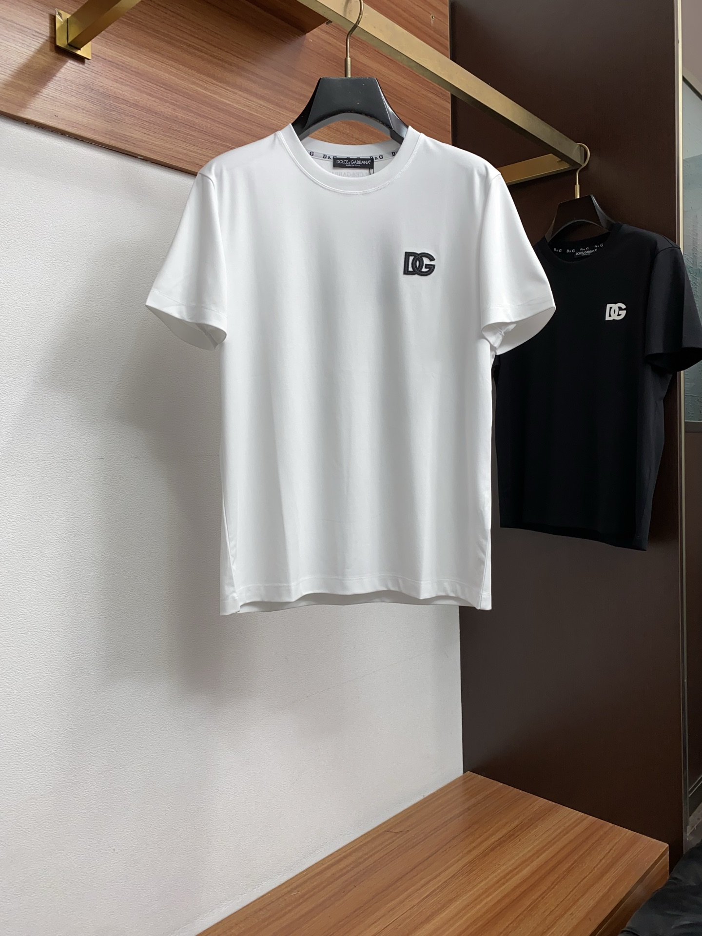 DG 春夏新款首发专柜最新款圆领短袖 高端订制 设计前卫时尚！品牌logo重工艺设计 高端定制100支双