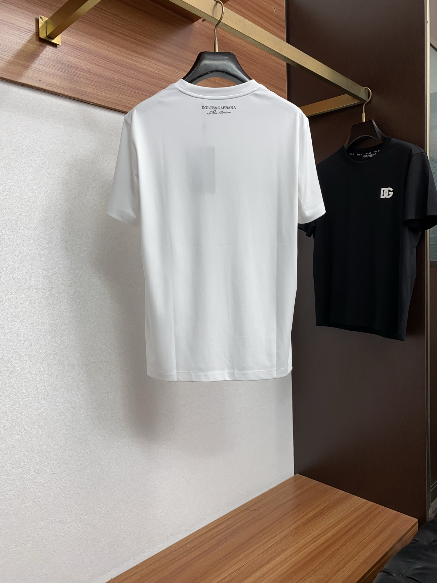 DG 春夏新款首发专柜最新款圆领短袖 高端订制 设计前卫时尚！品牌logo重工艺设计 高端定制100支双