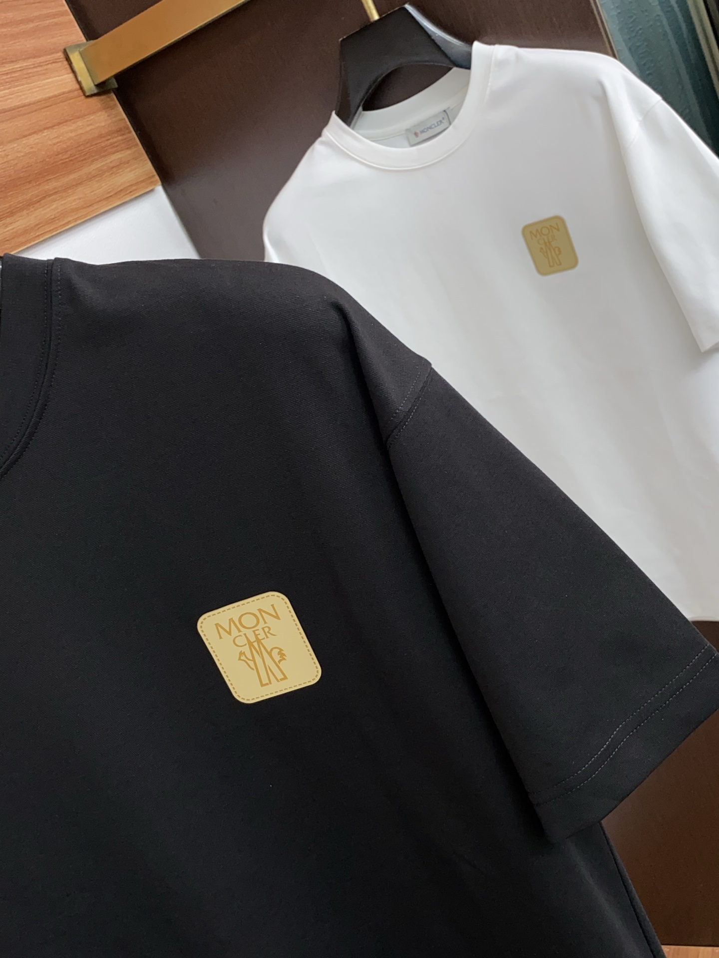 蒙口 26FW春夏新款首发专柜最新款短袖圆领T恤 设计前卫时尚！品牌logo重工艺设计 高端定制丝光长绒
