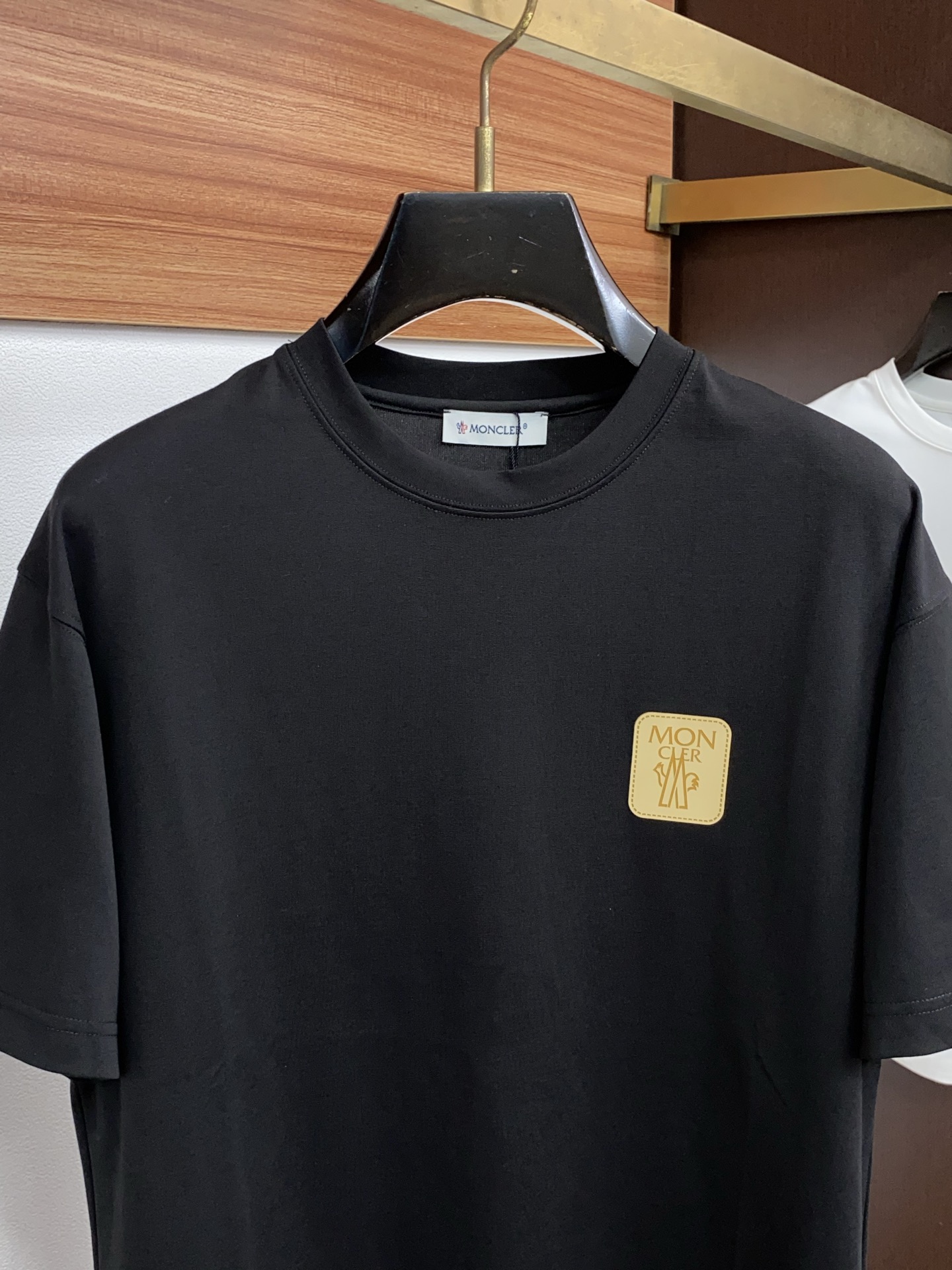 蒙口 26FW春夏新款首发专柜最新款短袖圆领T恤 设计前卫时尚！品牌logo重工艺设计 高端定制丝光长绒