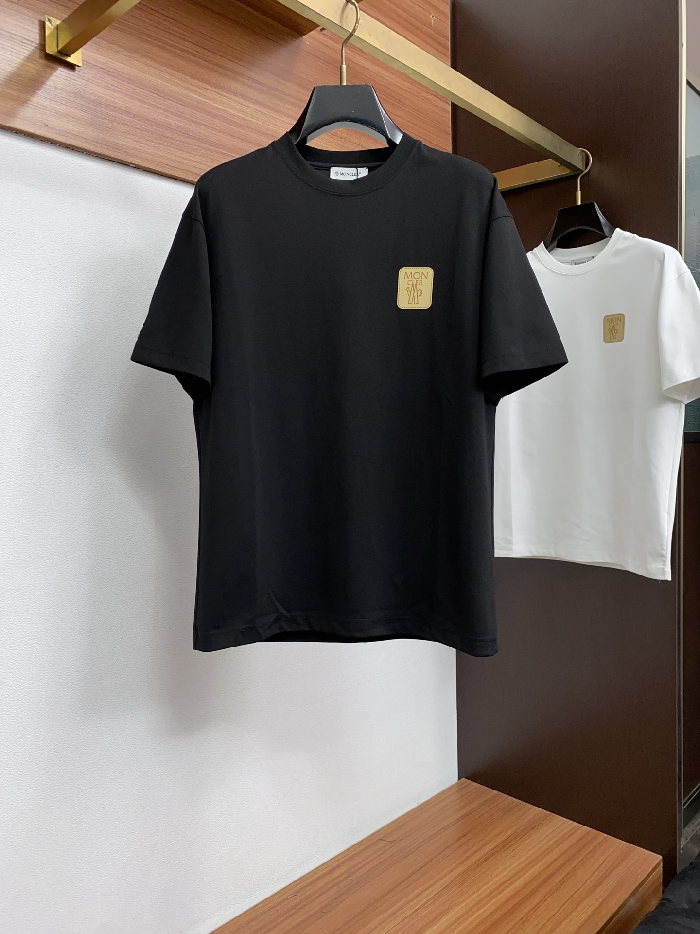 蒙口 26FW春夏新款首发专柜最新款短袖圆领T恤 设计前卫时尚！品牌logo重工艺设计 高端定制丝光长绒