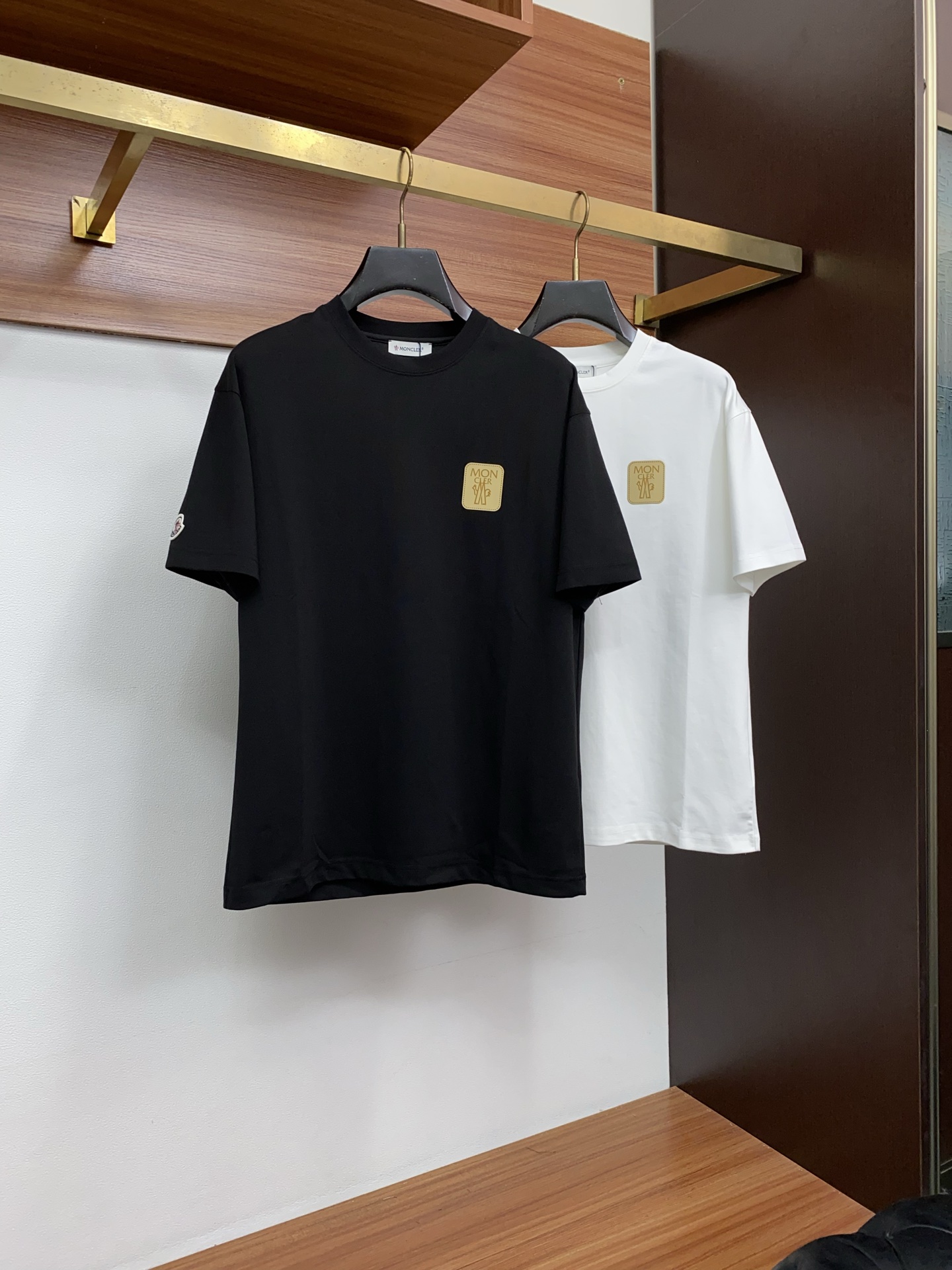 蒙口 26FW春夏新款首发专柜最新款短袖圆领T恤 设计前卫时尚！品牌logo重工艺设计 高端定制丝光长绒