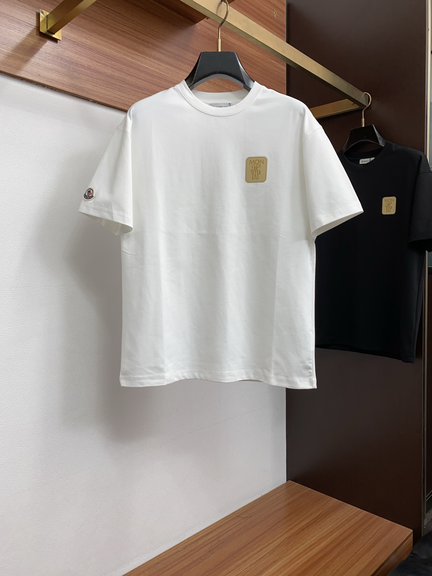 蒙口 26FW春夏新款首发专柜最新款短袖圆领T恤 设计前卫时尚！品牌logo重工艺设计 高端定制丝光长绒