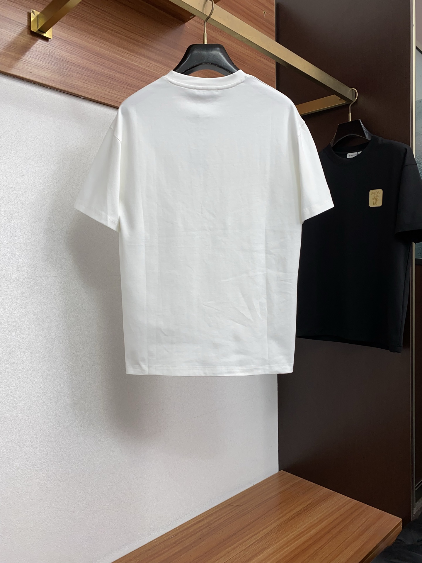 蒙口 26FW春夏新款首发专柜最新款短袖圆领T恤 设计前卫时尚！品牌logo重工艺设计 高端定制丝光长绒