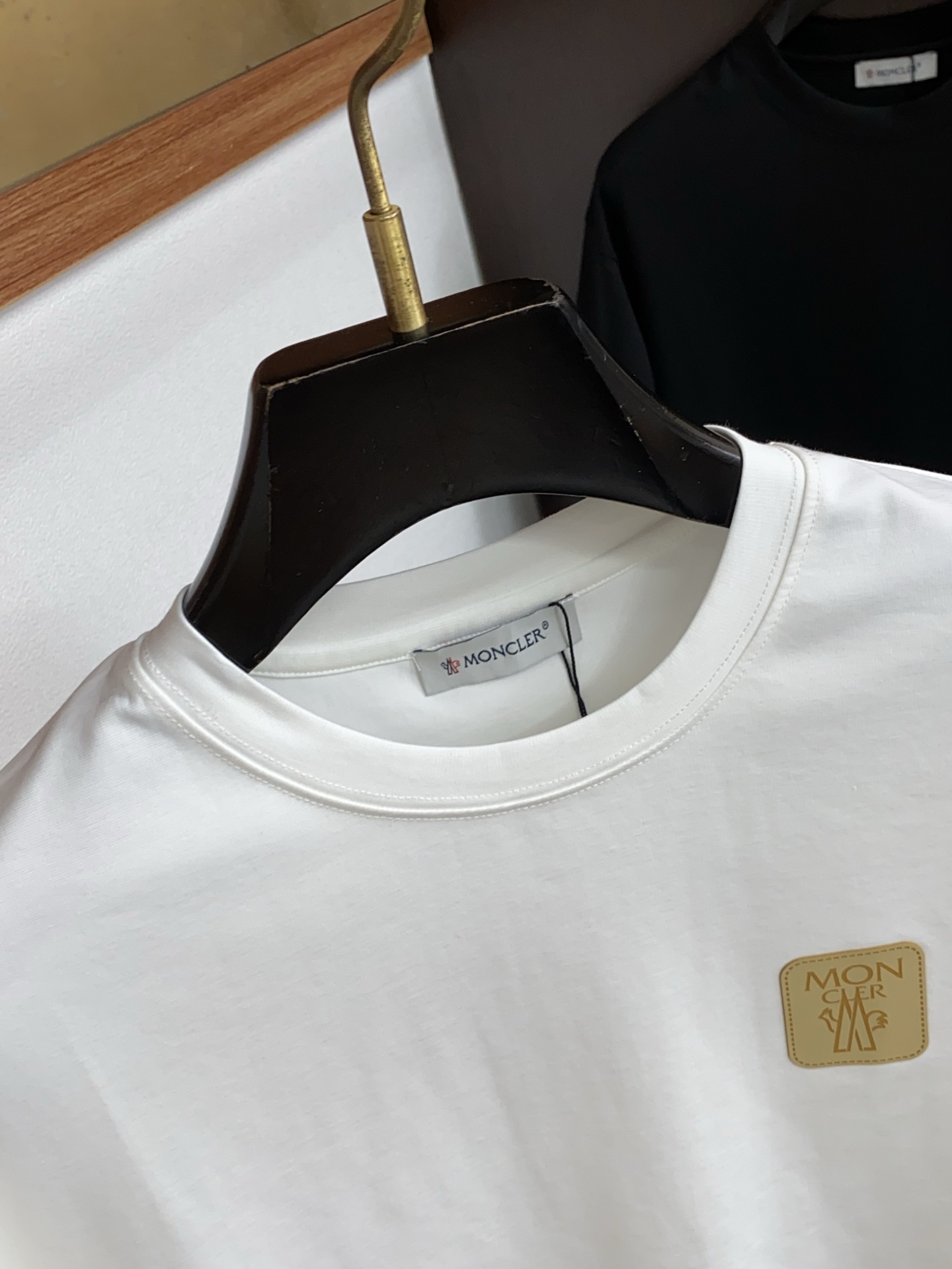 蒙口 26FW春夏新款首发专柜最新款短袖圆领T恤 设计前卫时尚！品牌logo重工艺设计 高端定制丝光长绒