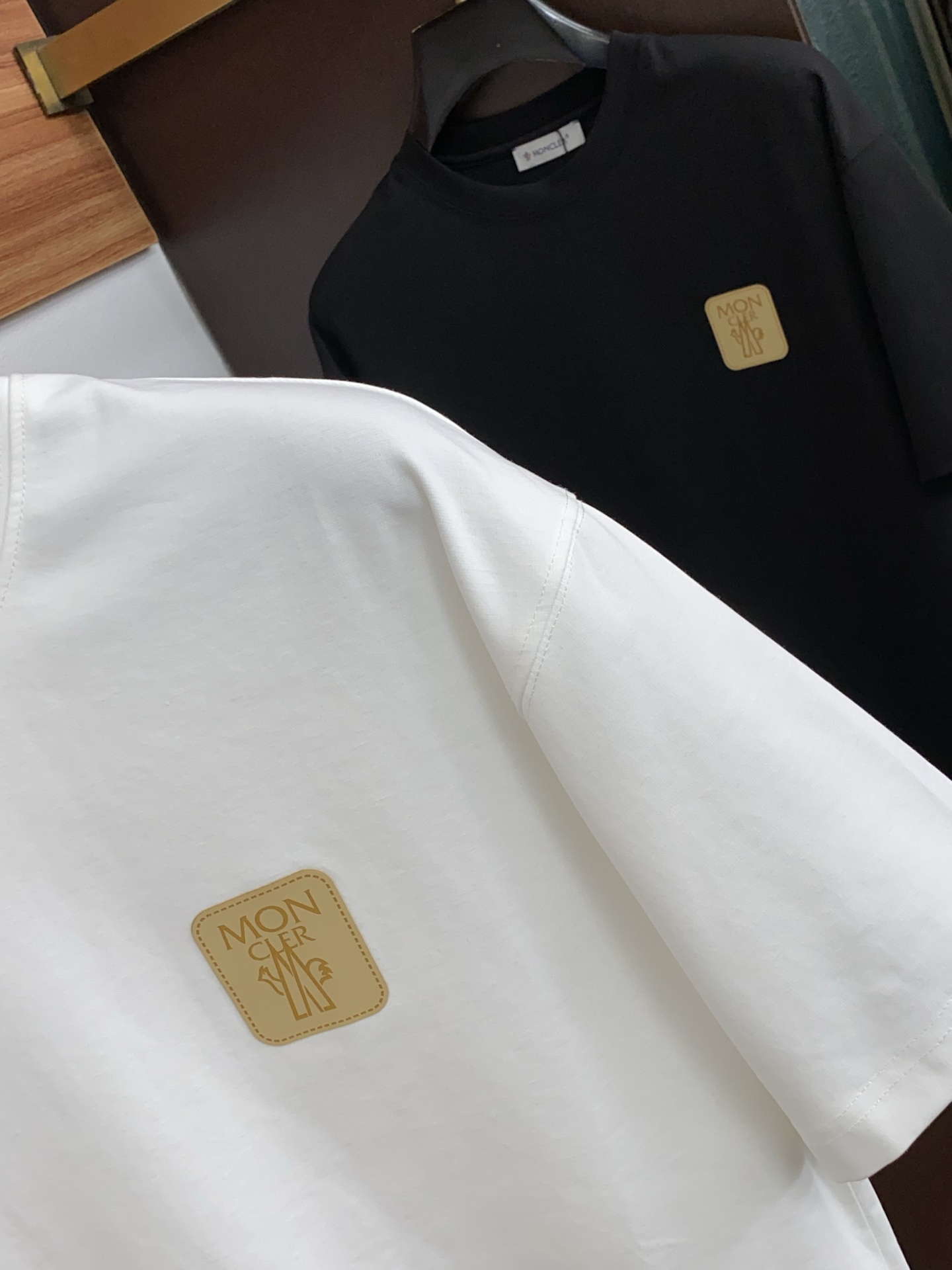 蒙口 26FW春夏新款首发专柜最新款短袖圆领T恤 设计前卫时尚！品牌logo重工艺设计 高端定制丝光长绒