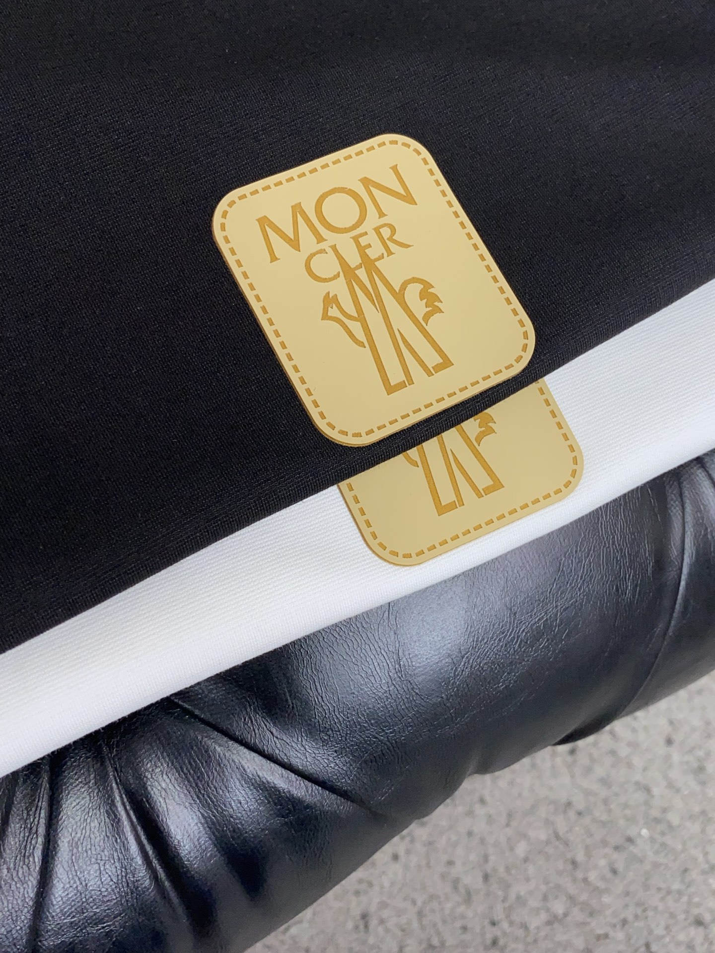 蒙口 26FW春夏新款首发专柜最新款短袖圆领T恤 设计前卫时尚！品牌logo重工艺设计 高端定制丝光长绒