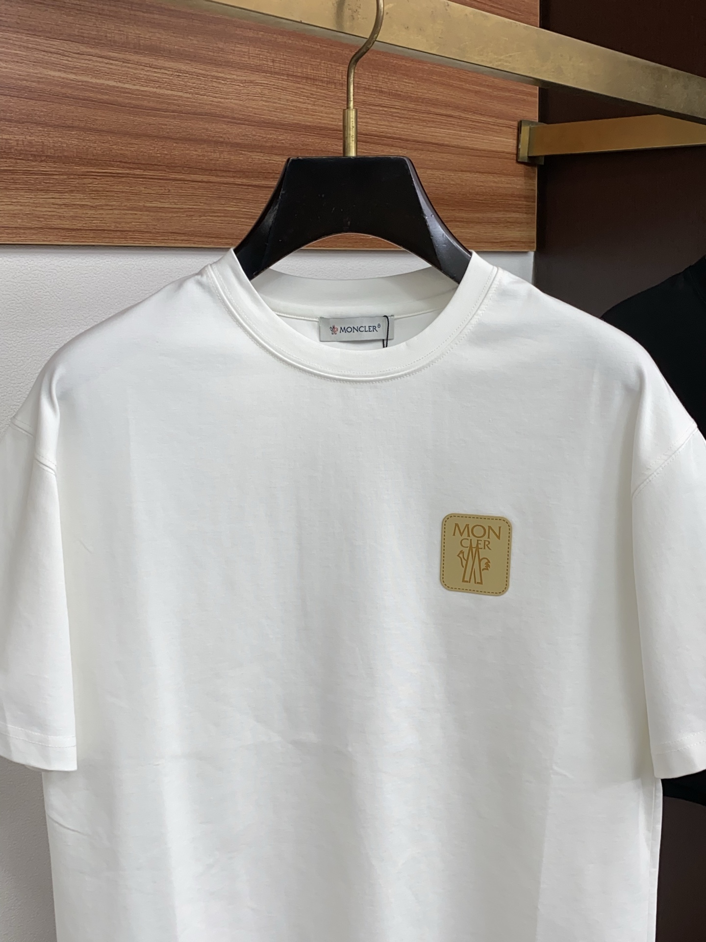 蒙口 26FW春夏新款首发专柜最新款短袖圆领T恤 设计前卫时尚！品牌logo重工艺设计 高端定制丝光长绒
