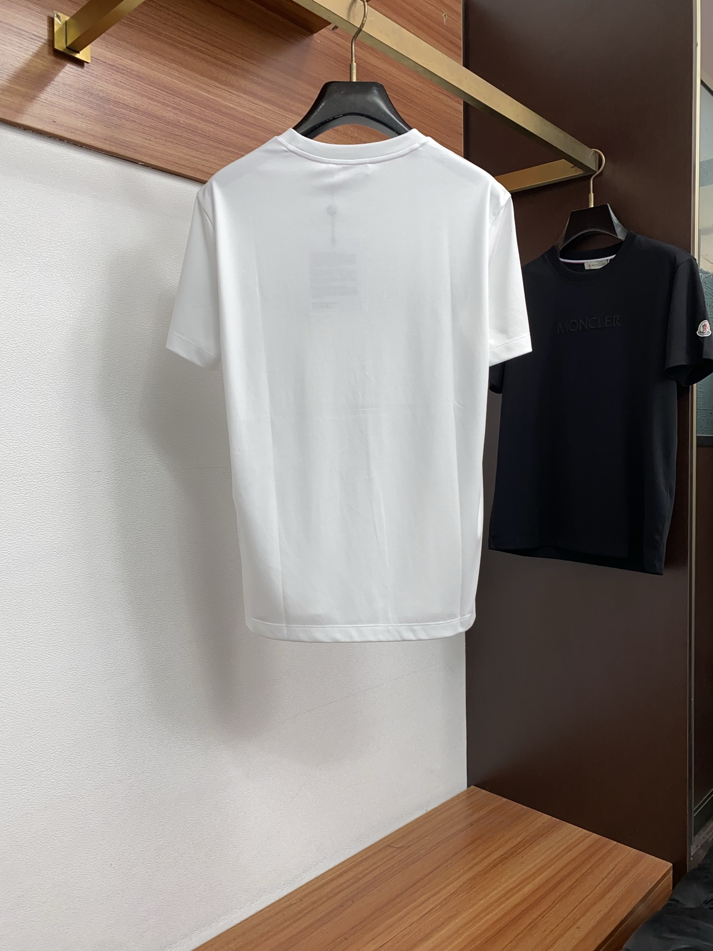 蒙口 春夏新款首发专柜最新款微阔圆领短袖 高端订制 设计前卫时尚！品牌logo重工艺设计 高端定制100