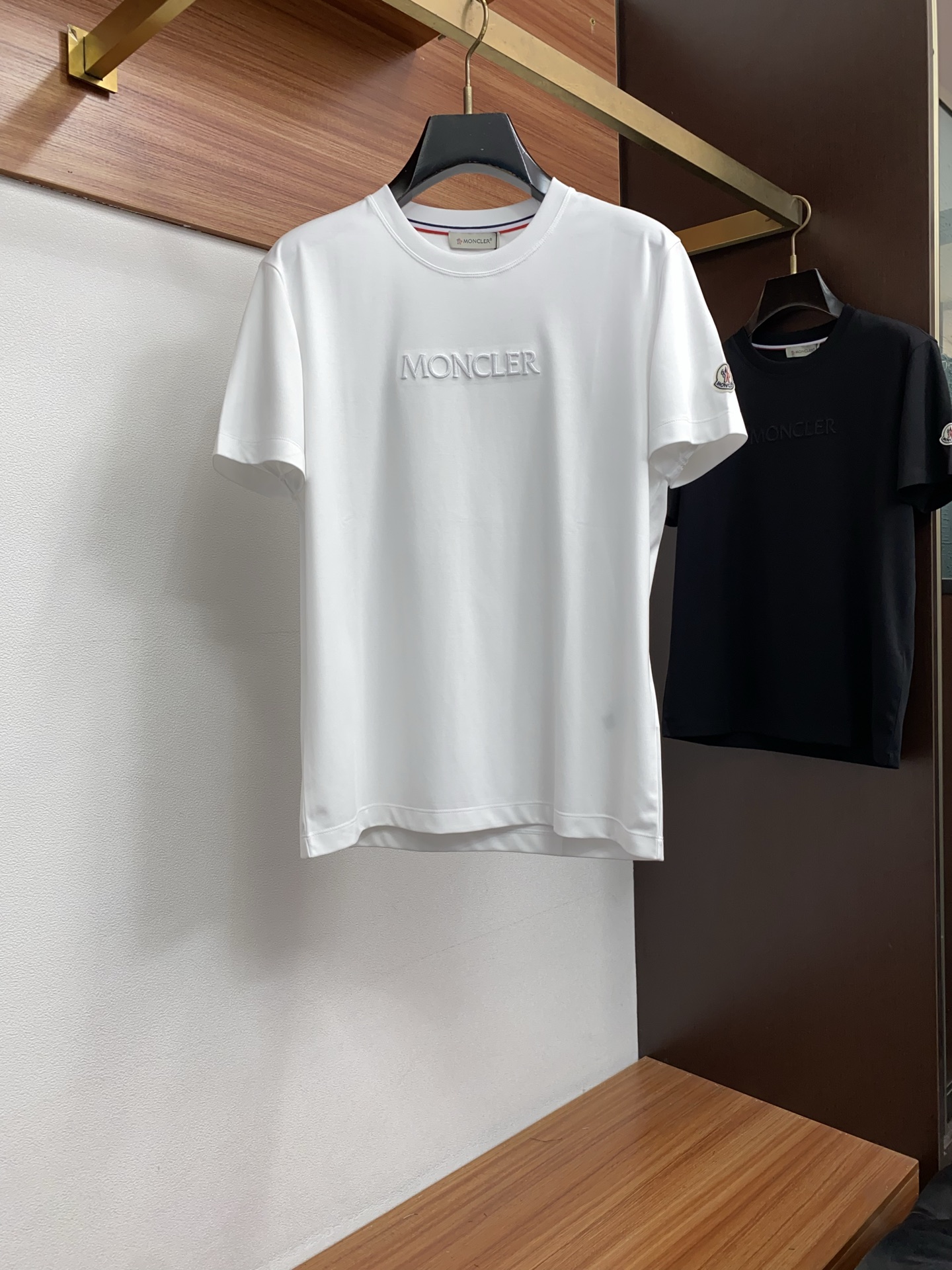 蒙口 春夏新款首发专柜最新款微阔圆领短袖 高端订制 设计前卫时尚！品牌logo重工艺设计 高端定制100