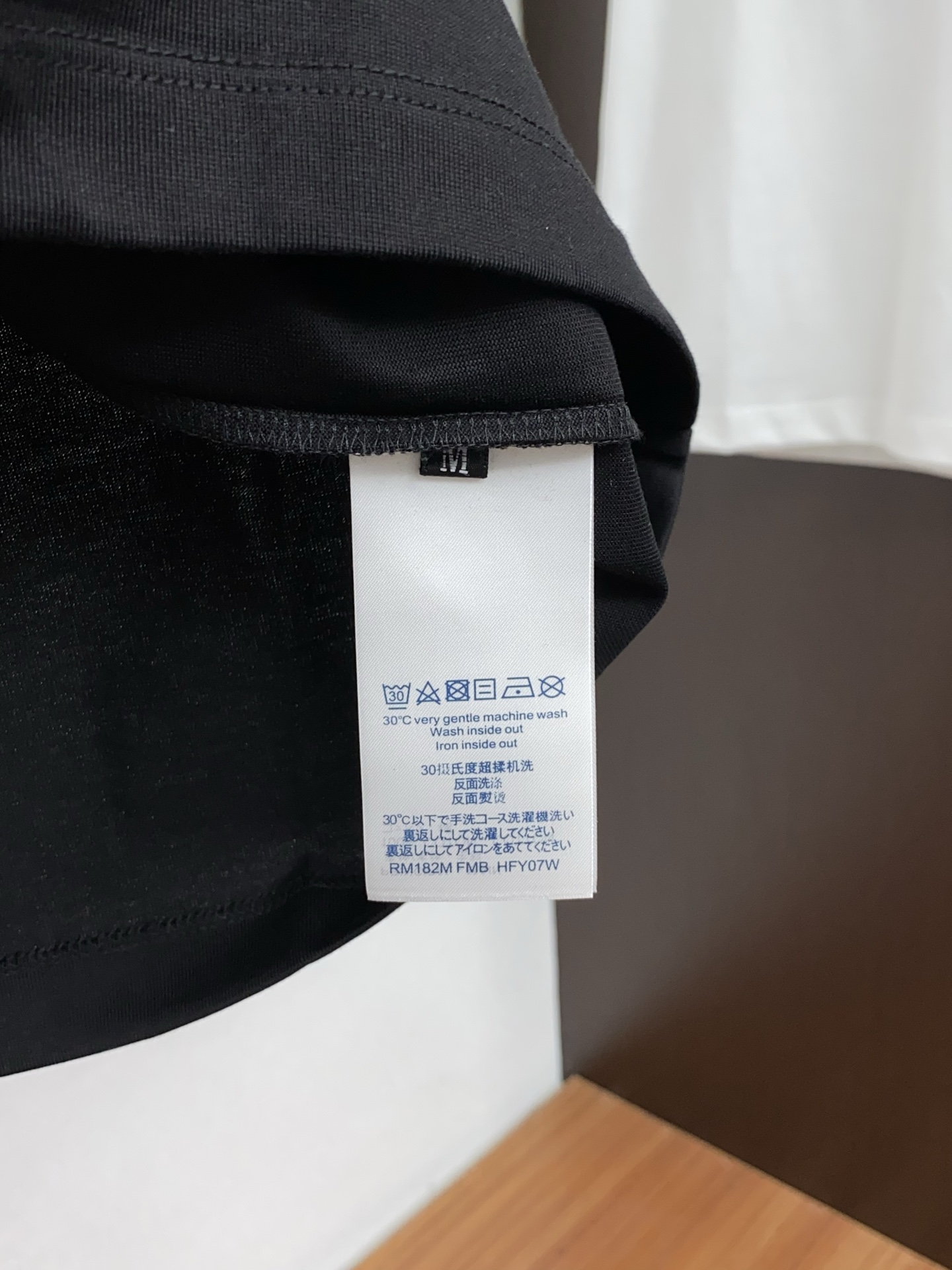 1v 路易威登 春夏新款首发专柜最新款微阔圆领短袖 高端订制 设计前卫时尚！品牌logo重工艺设计 高端