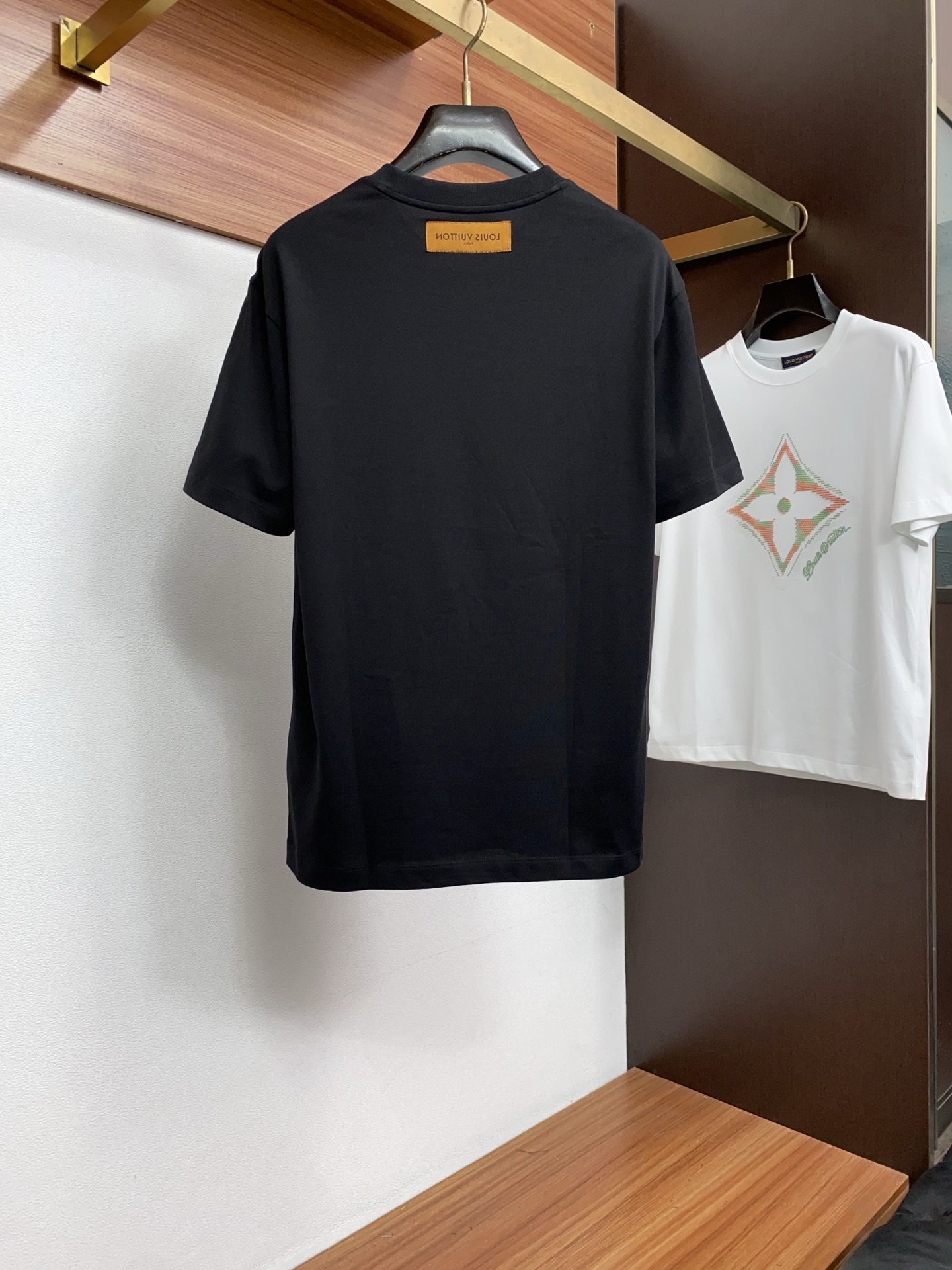 1v 路易威登 春夏新款首发专柜最新款微阔圆领短袖 高端订制 设计前卫时尚！品牌logo重工艺设计 高端