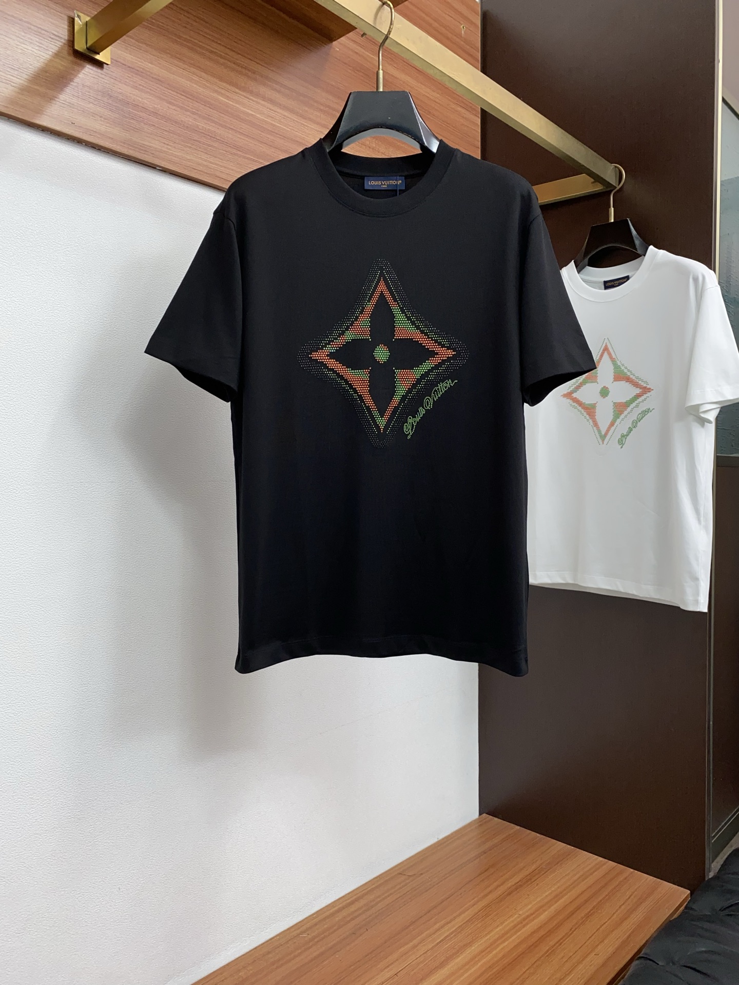 1v 路易威登 春夏新款首发专柜最新款微阔圆领短袖 高端订制 设计前卫时尚！品牌logo重工艺设计 高端