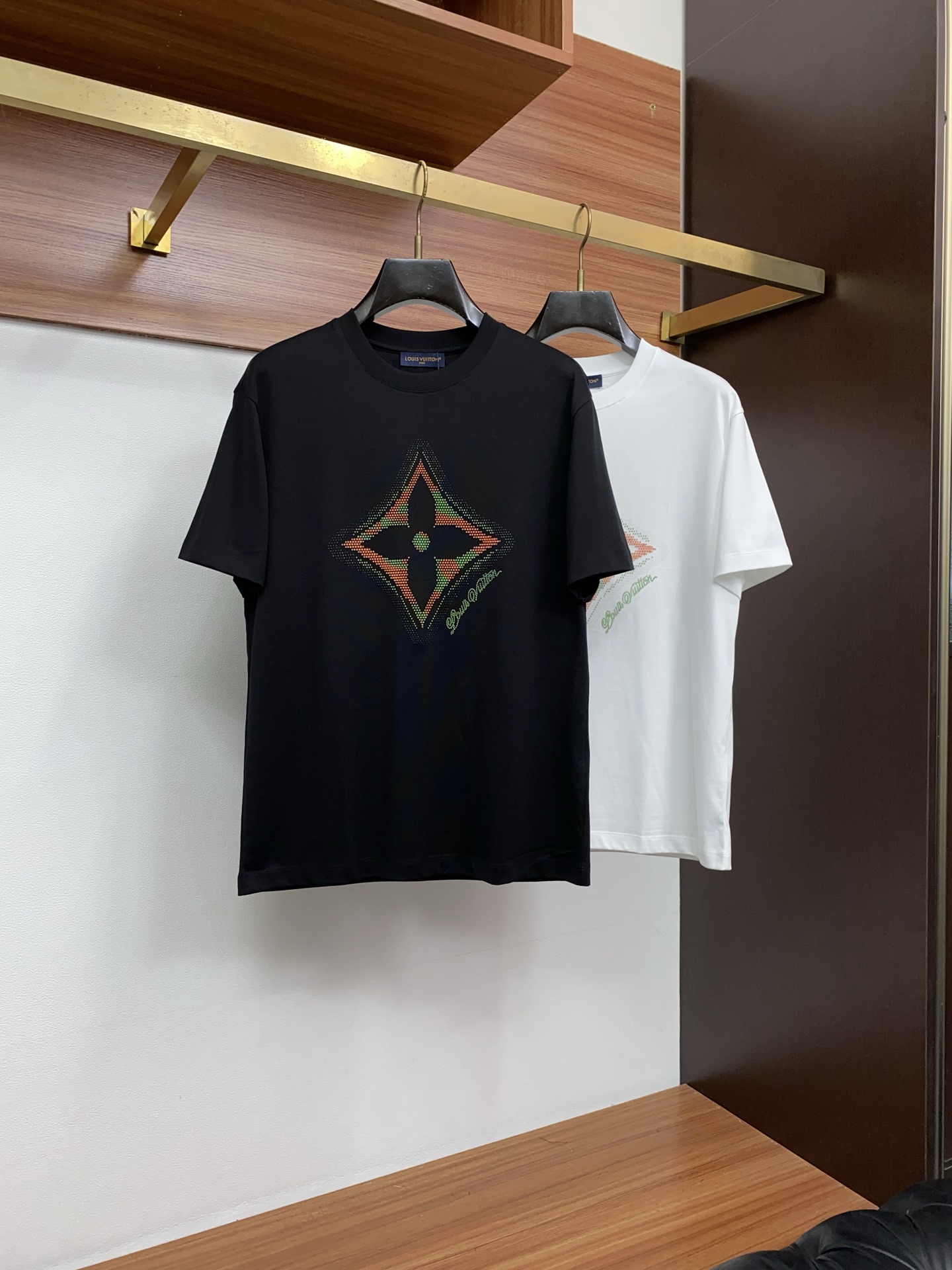 1v 路易威登 春夏新款首发专柜最新款微阔圆领短袖 高端订制 设计前卫时尚！品牌logo重工艺设计 高端