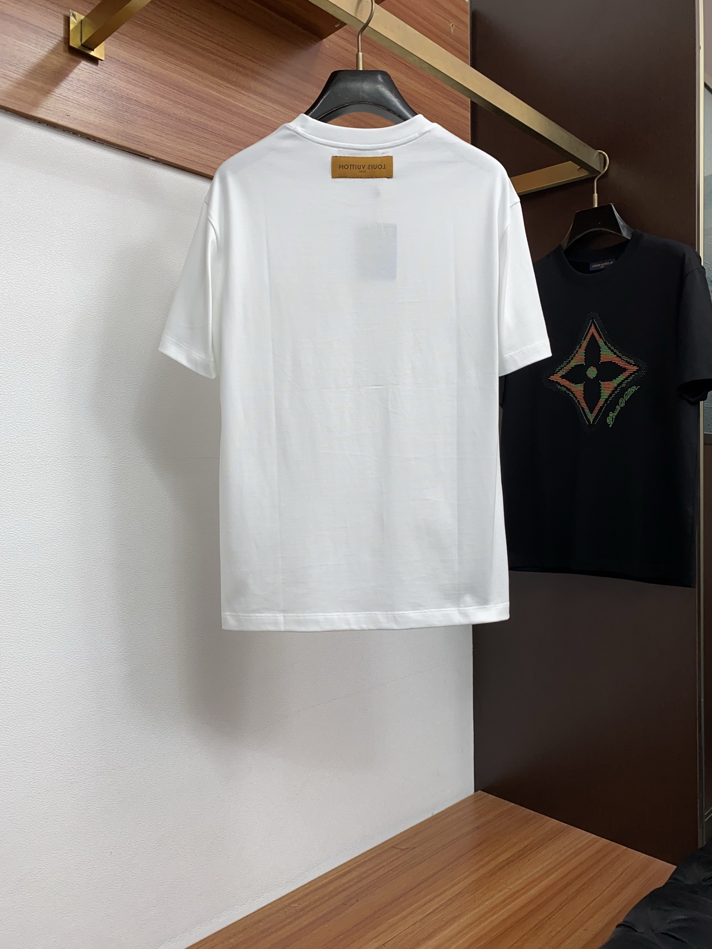 1v 路易威登 春夏新款首发专柜最新款微阔圆领短袖 高端订制 设计前卫时尚！品牌logo重工艺设计 高端