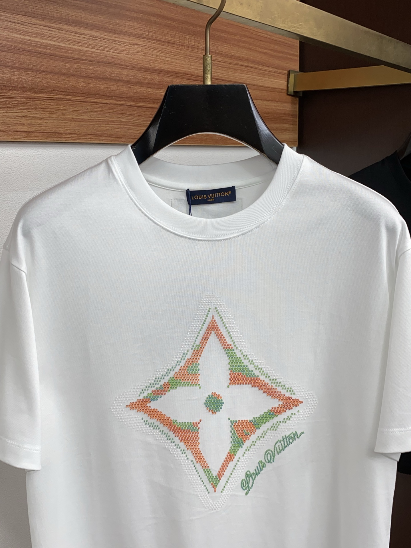 1v 路易威登 春夏新款首发专柜最新款微阔圆领短袖 高端订制 设计前卫时尚！品牌logo重工艺设计 高端