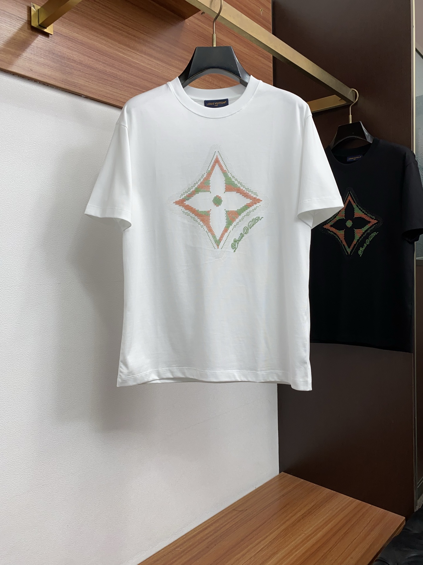 1v 路易威登 春夏新款首发专柜最新款微阔圆领短袖 高端订制 设计前卫时尚！品牌logo重工艺设计 高端