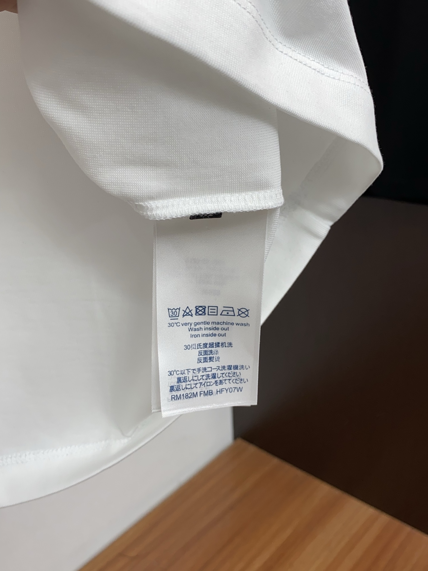 1v 路易威登 春夏新款首发专柜最新款微阔圆领短袖 高端订制 设计前卫时尚！品牌logo重工艺设计 高端