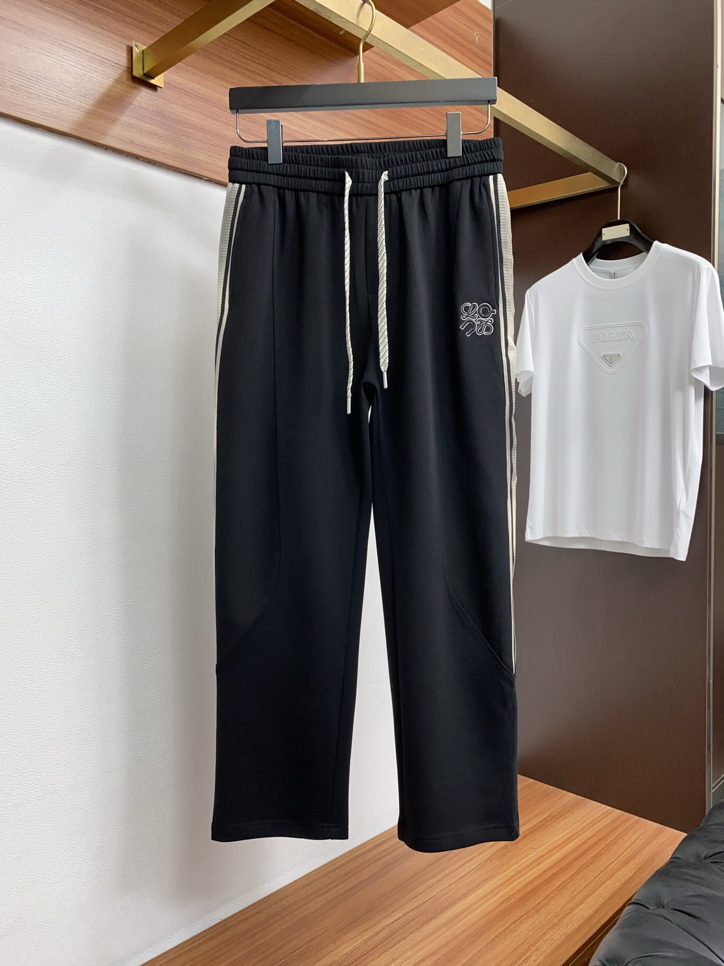 罗意威 专柜新品同步上市。原单订制高品质天丝棉面料时尚休闲裤 工艺凹凸logo装饰超级百搭款。独家定制面