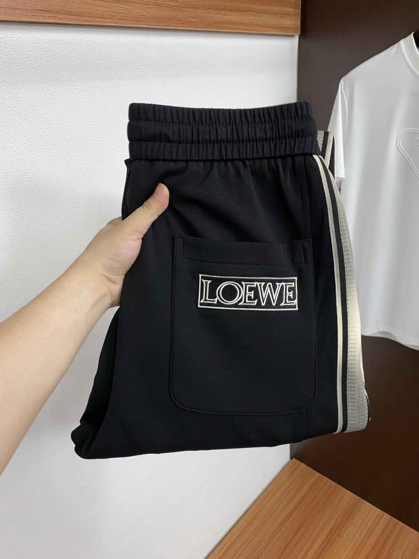 罗意威 专柜新品同步上市。原单订制高品质天丝棉面料时尚休闲裤 工艺凹凸logo装饰超级百搭款。独家定制面