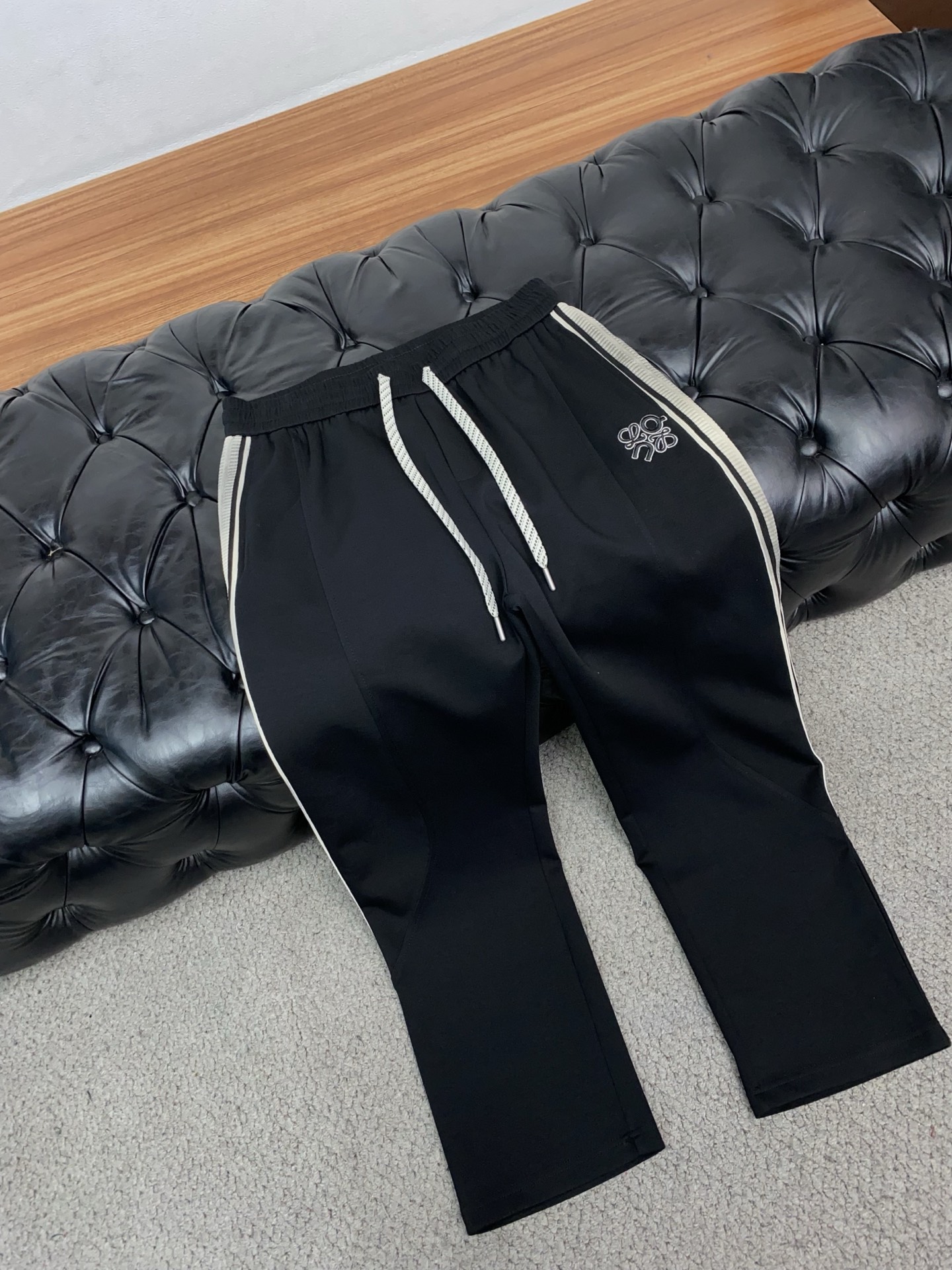 罗意威 专柜新品同步上市。原单订制高品质天丝棉面料时尚休闲裤 工艺凹凸logo装饰超级百搭款。独家定制面