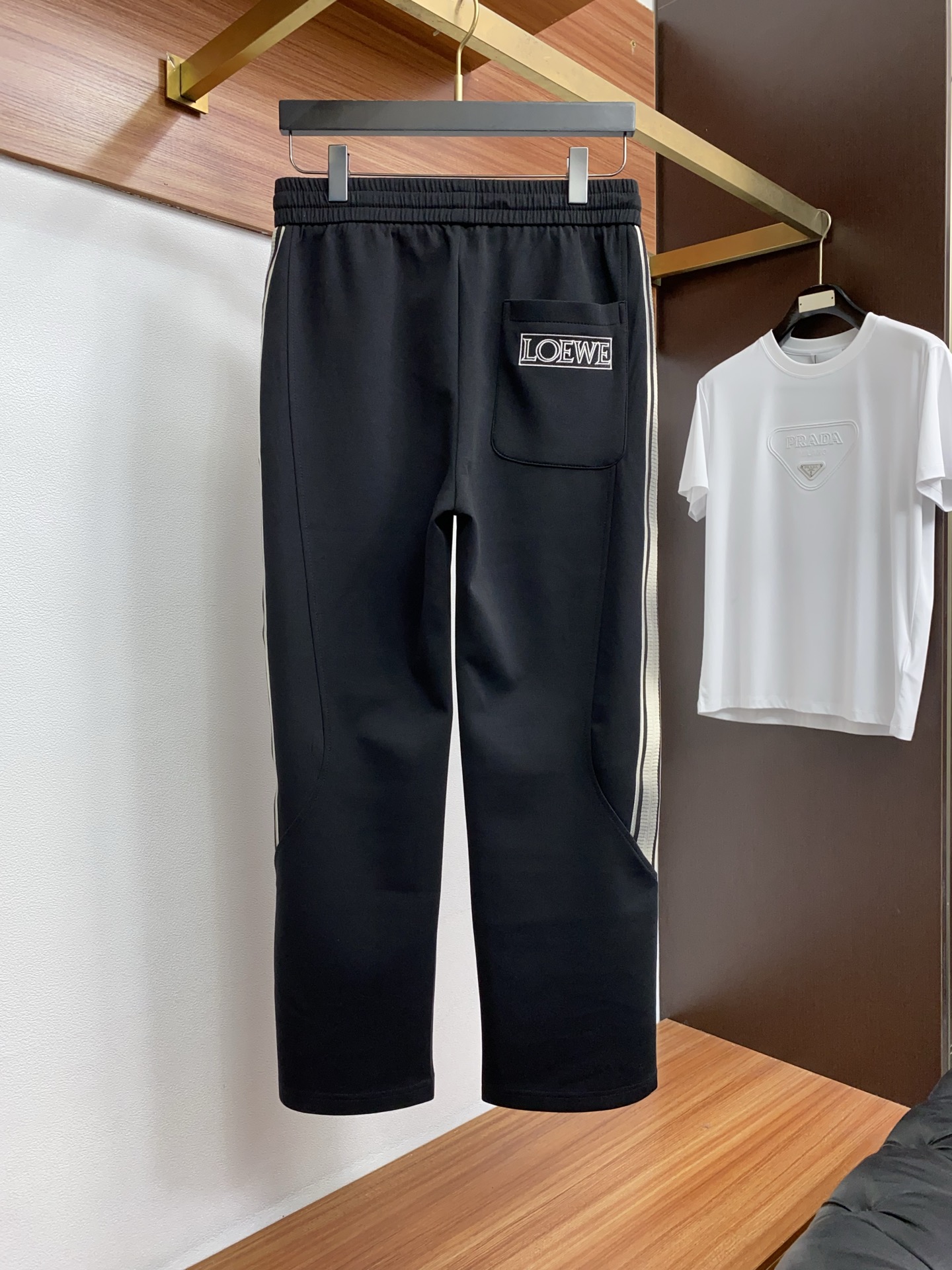 罗意威 专柜新品同步上市。原单订制高品质天丝棉面料时尚休闲裤 工艺凹凸logo装饰超级百搭款。独家定制面