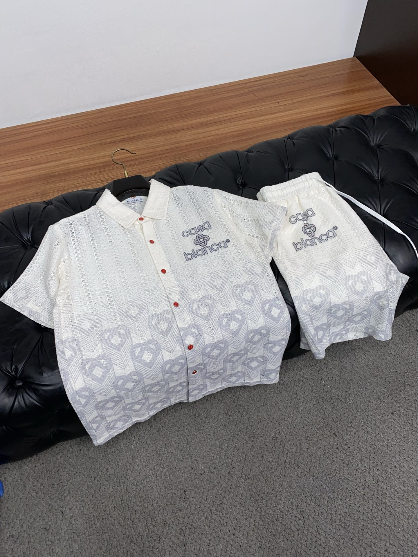 巴黎世家 26年春夏新款休闲短裤沙滩 套装 干净利落剪裁，都市风十足 采用精纺天丝面料手感软糯干爽，上身