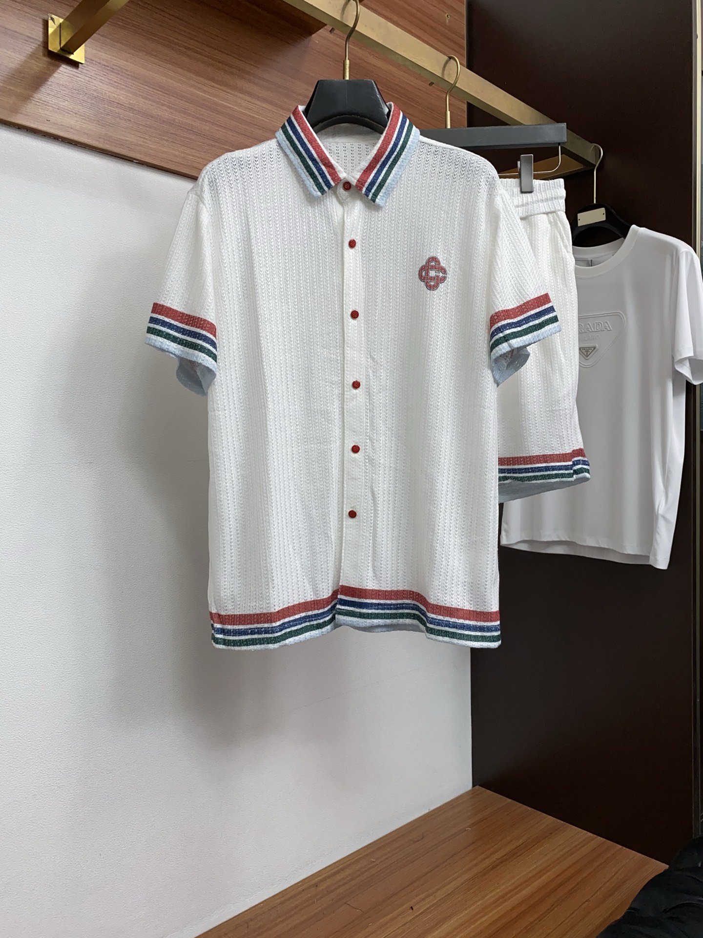 菲拉格慕 26年春夏新款休闲短裤沙滩 套装 干净利落剪裁，都市风十足 采用精纺天丝面料手感软糯干爽，上身