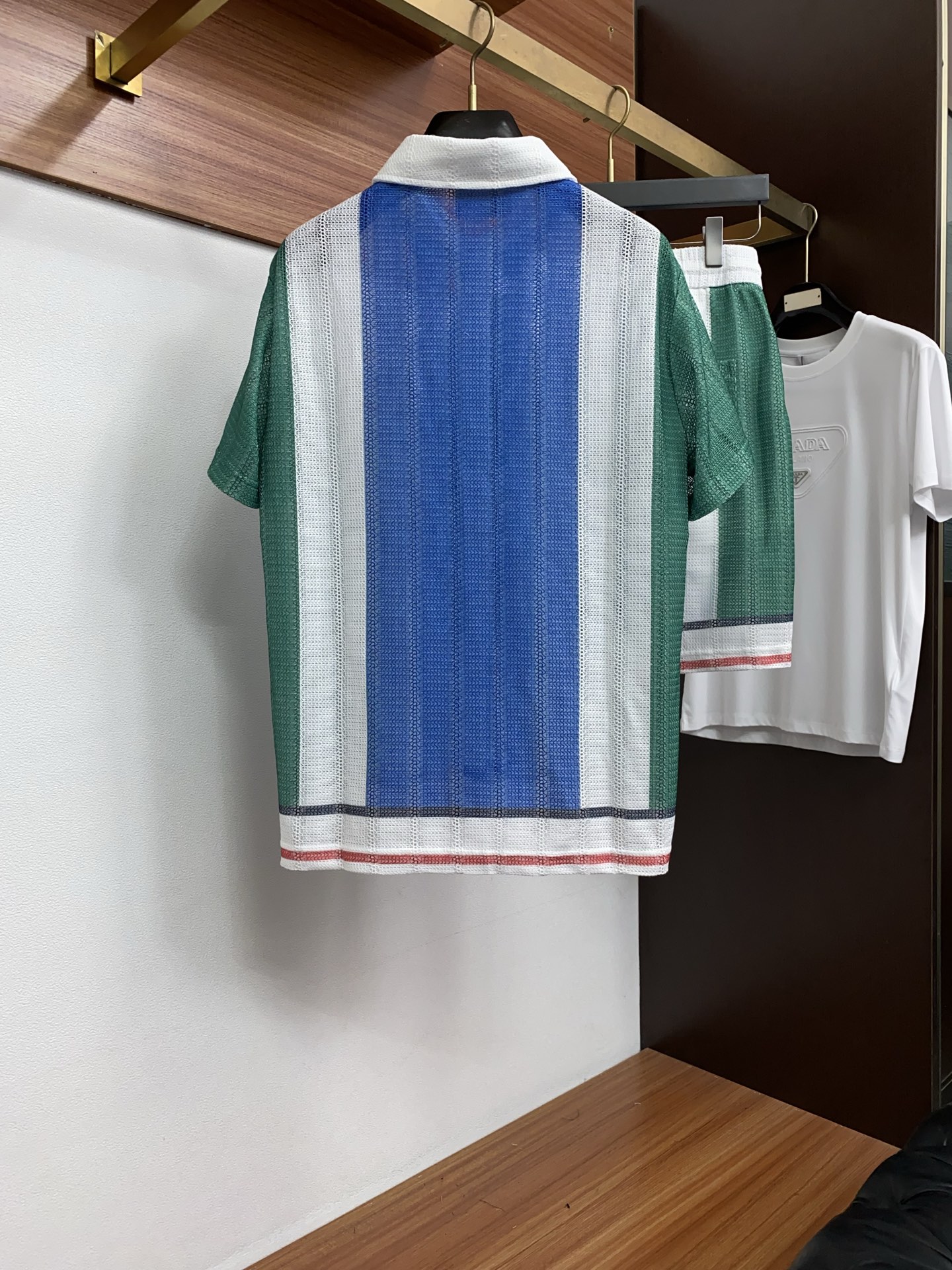 菲拉格慕 26年春夏新款休闲短裤沙滩 套装 干净利落剪裁，都市风十足 采用精纺天丝面料手感软糯干爽，上身
