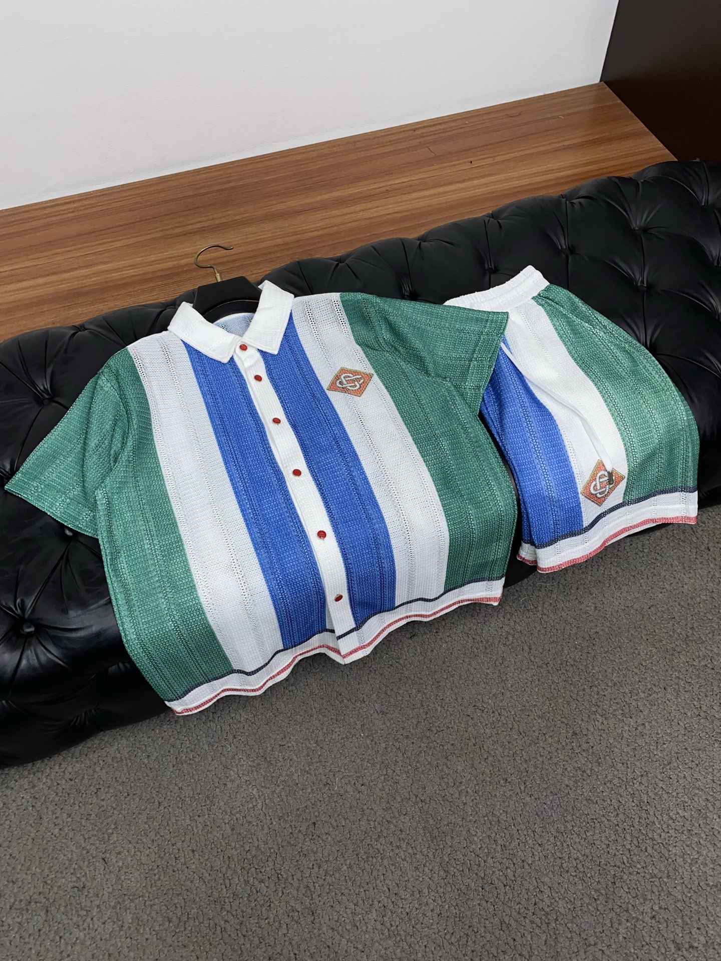 菲拉格慕 26年春夏新款休闲短裤沙滩 套装 干净利落剪裁，都市风十足 采用精纺天丝面料手感软糯干爽，上身
