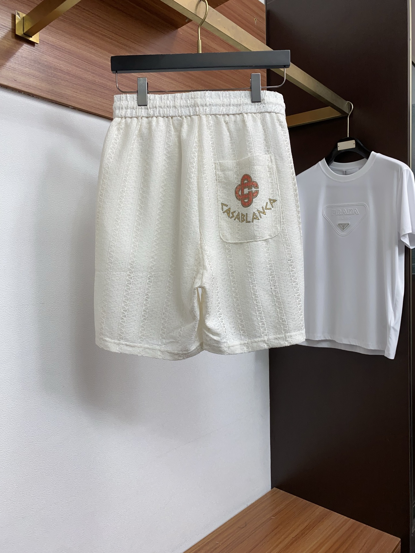 巴黎世家 26年春夏新款休闲短裤沙滩 套装 干净利落剪裁，都市风十足 采用精纺天丝面料手感软糯干爽，上身