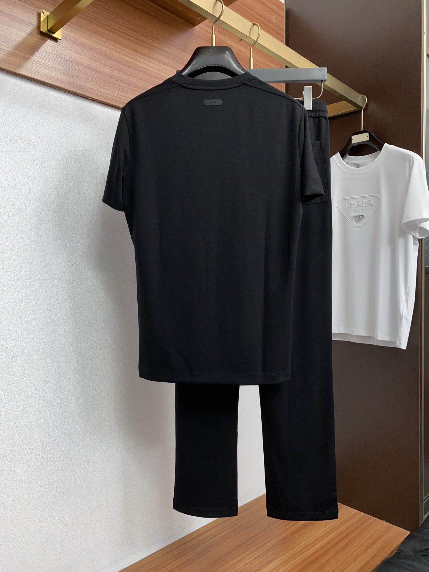 /套  TF 不拆2026春夏新款首发专柜最新款圆领短袖套装 高端订制 设计前卫时尚！品牌logo重工艺