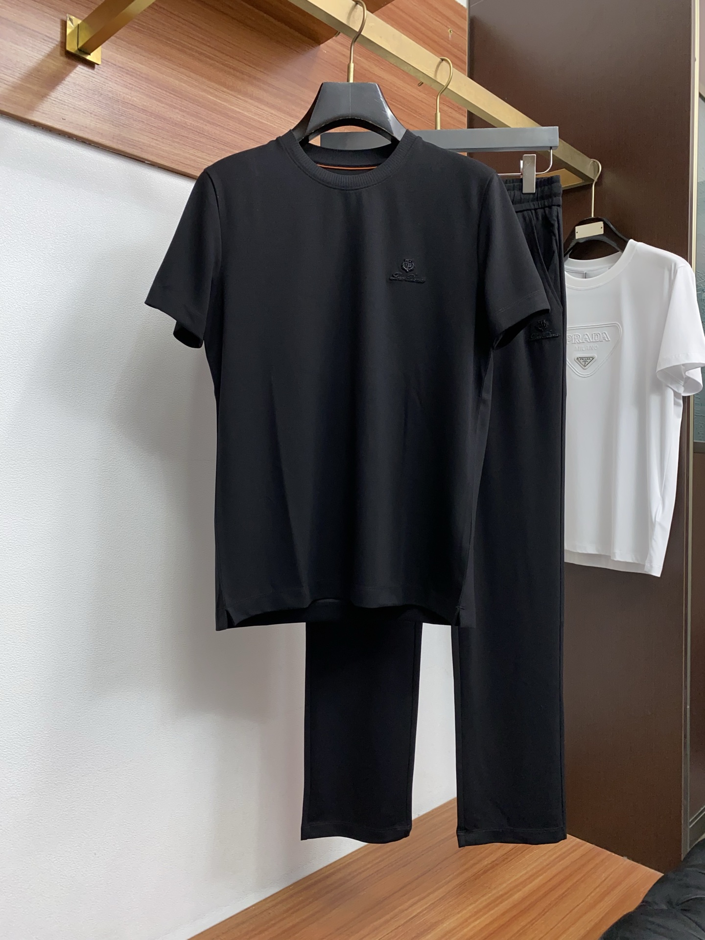 /套 Loro Piana 诺悠翩雅 不拆2026春夏新款首发专柜最新款圆领短袖套装 高端订制 设计前卫