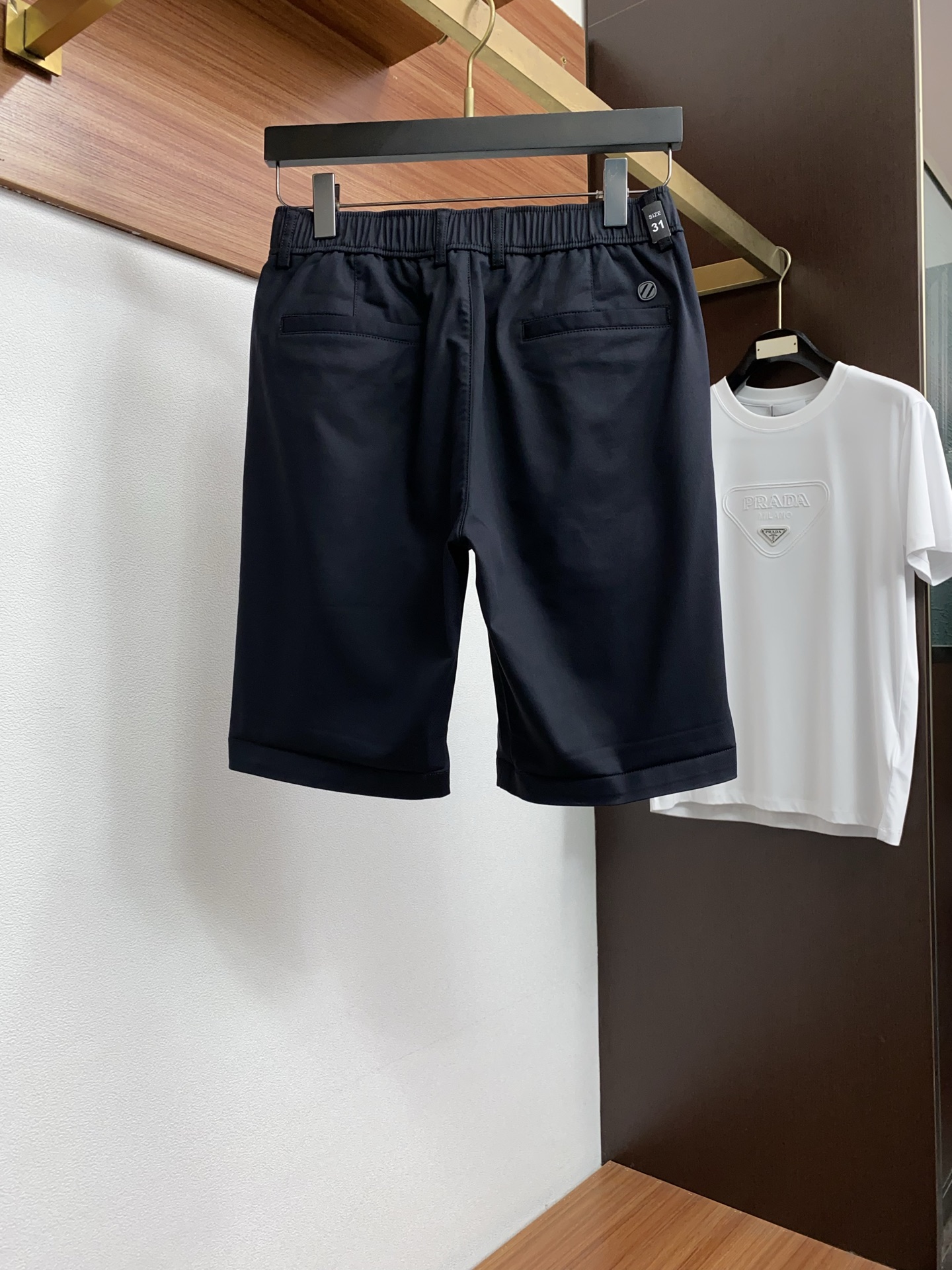 杰尼亚 春夏新款麻料休闲短裤 品牌经典系列亚麻面料 舒适度极好，手触感强烈。定制进口面料 色泽清新 做工