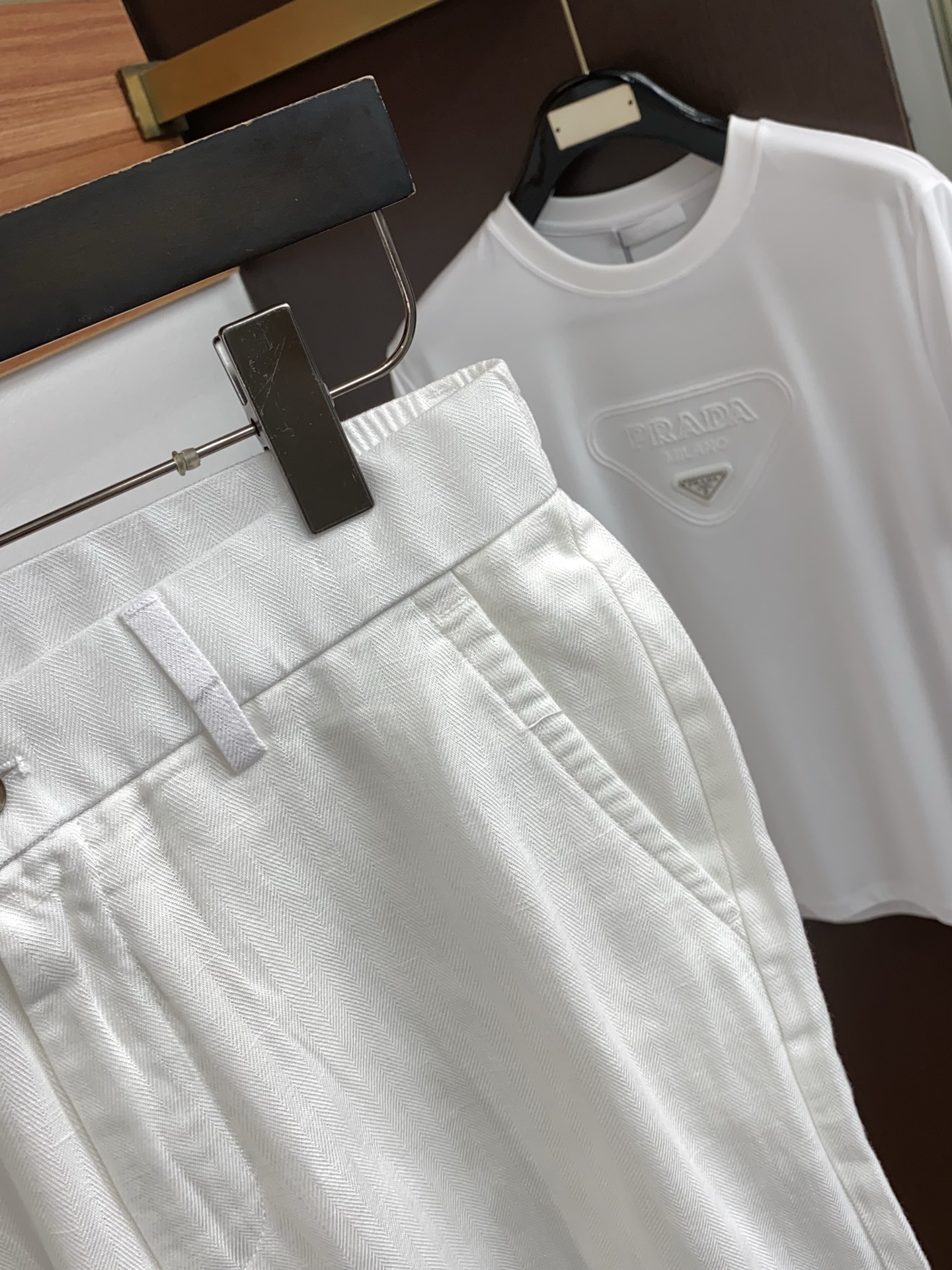 Loro Piana 诺悠翩雅 春夏新款麻料休闲短裤 品牌经典系列亚麻面料 舒适度极好，手触感强烈。定制