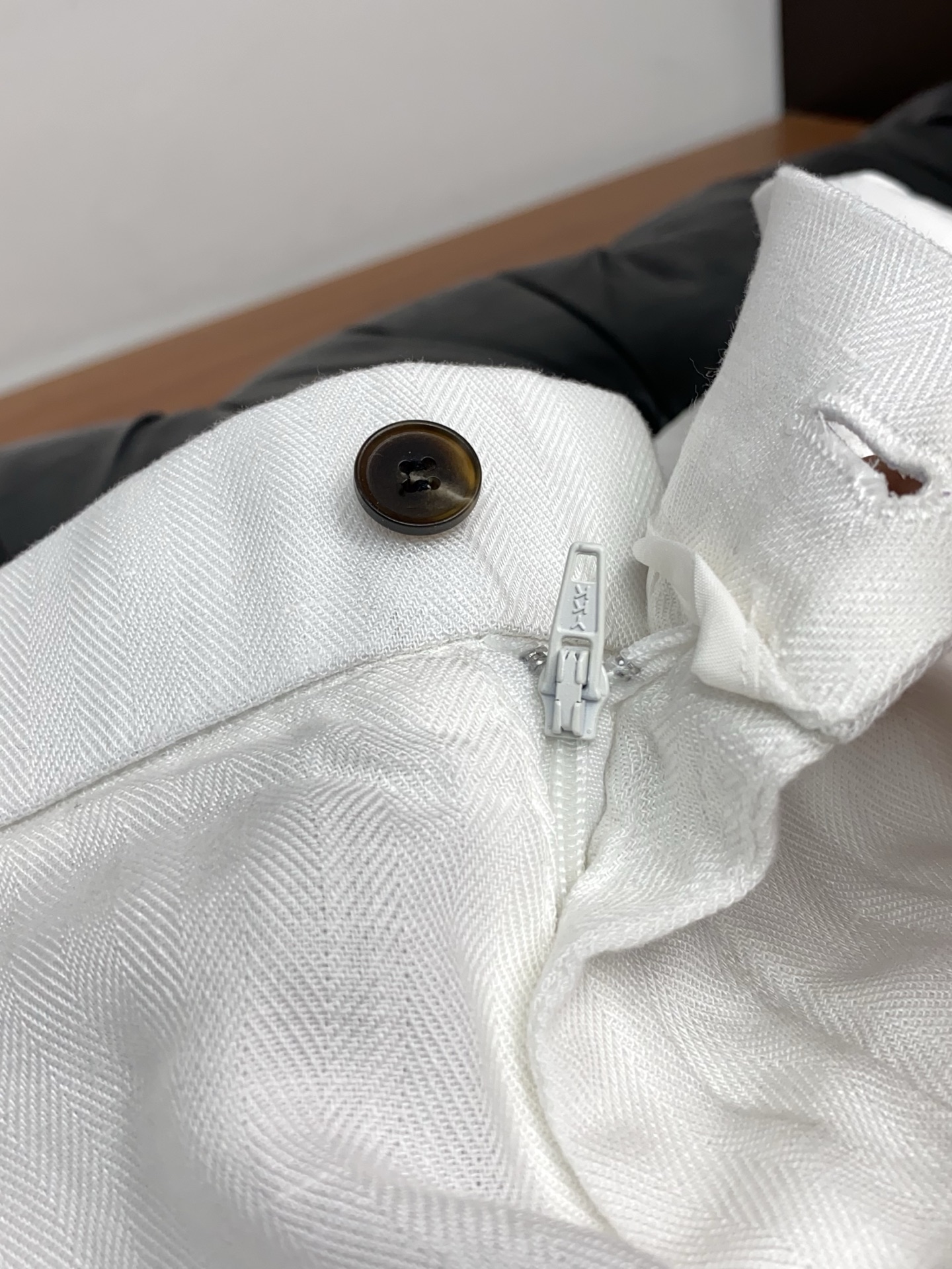 Loro Piana 诺悠翩雅 春夏新款麻料休闲短裤 品牌经典系列亚麻面料 舒适度极好，手触感强烈。定制