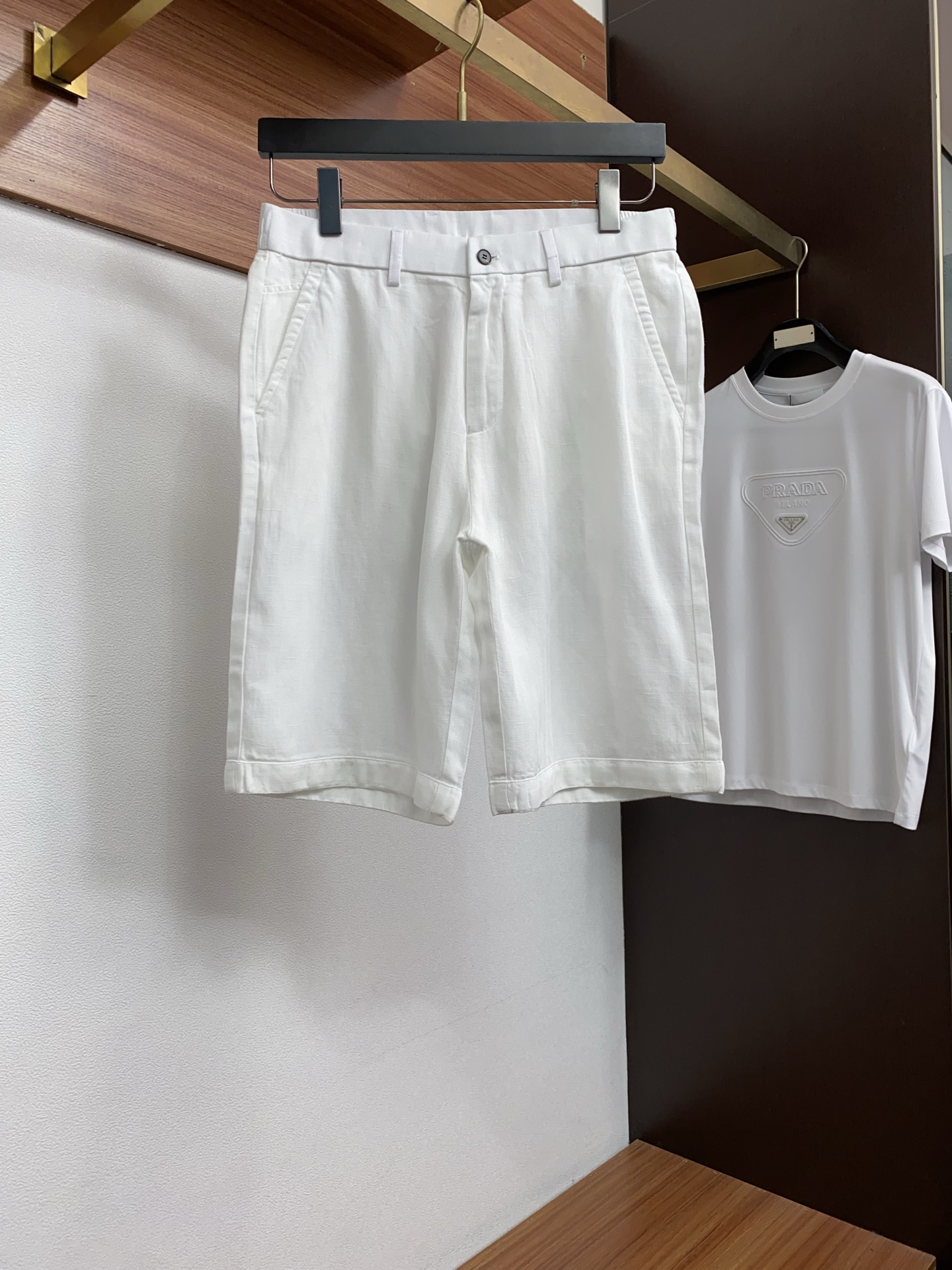 Loro Piana 诺悠翩雅 春夏新款麻料休闲短裤 品牌经典系列亚麻面料 舒适度极好，手触感强烈。定制